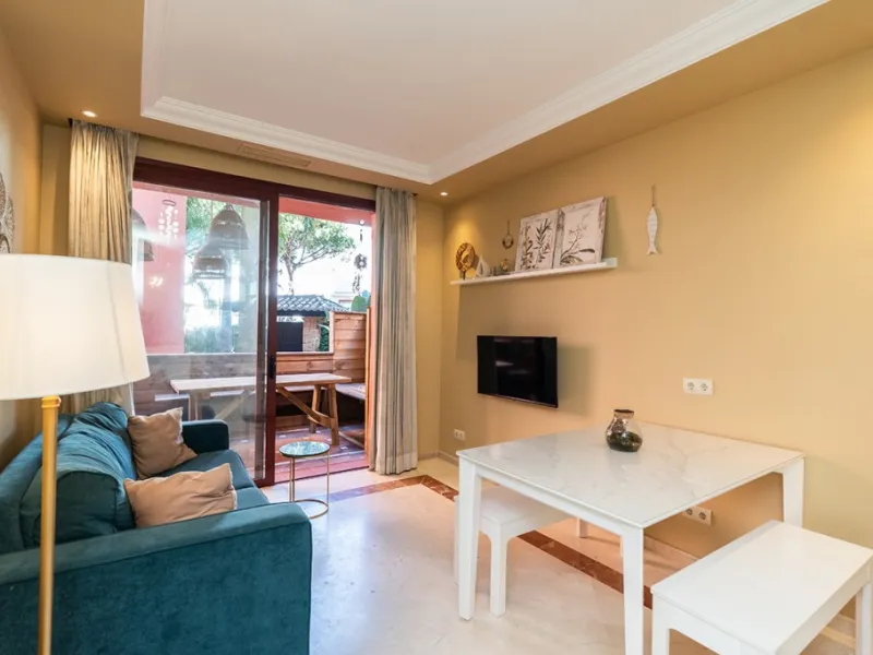 Apartment in Elviria walking distance to the beach in East Marbella offering three bedrooms, two bathrooms, one of them en-suite, a living room with fully equipped open plan kitchen and access to the terrace. The apartment offers AC hot and cold, marble f