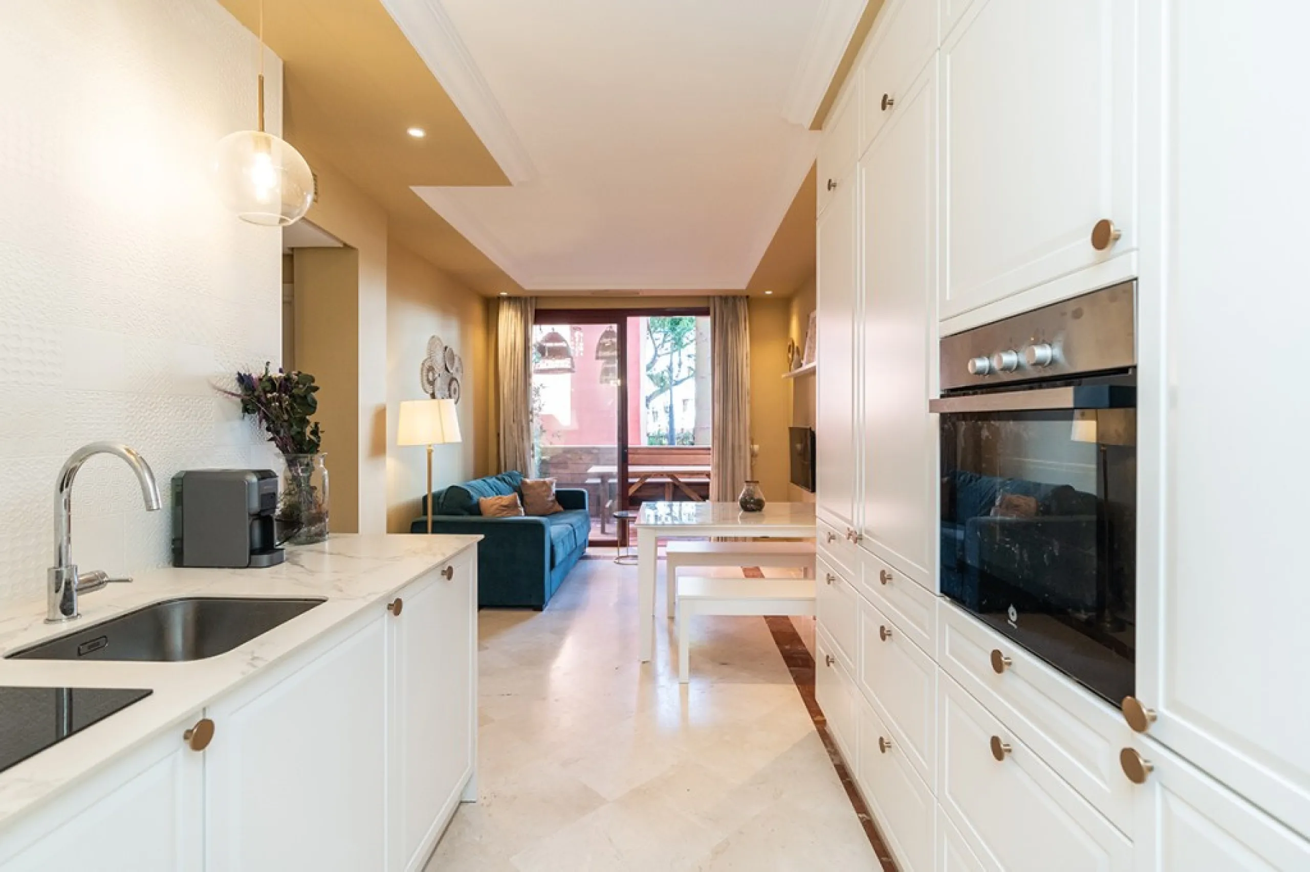 Apartment in Elviria walking distance to the beach in East Marbella offering three bedrooms, two bathrooms, one of them en-suite, a living room with fully equipped open plan kitchen and access to the terrace. The apartment offers AC hot and cold, marble f