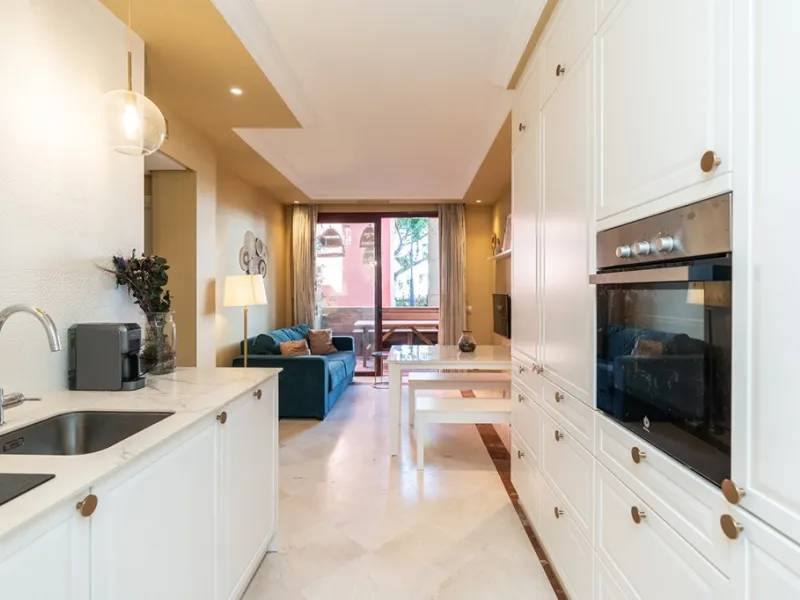 Apartment in Elviria walking distance to the beach in East Marbella offering three bedrooms, two bathrooms, one of them en-suite, a living room with fully equipped open plan kitchen and access to the terrace. The apartment offers AC hot and cold, marble f