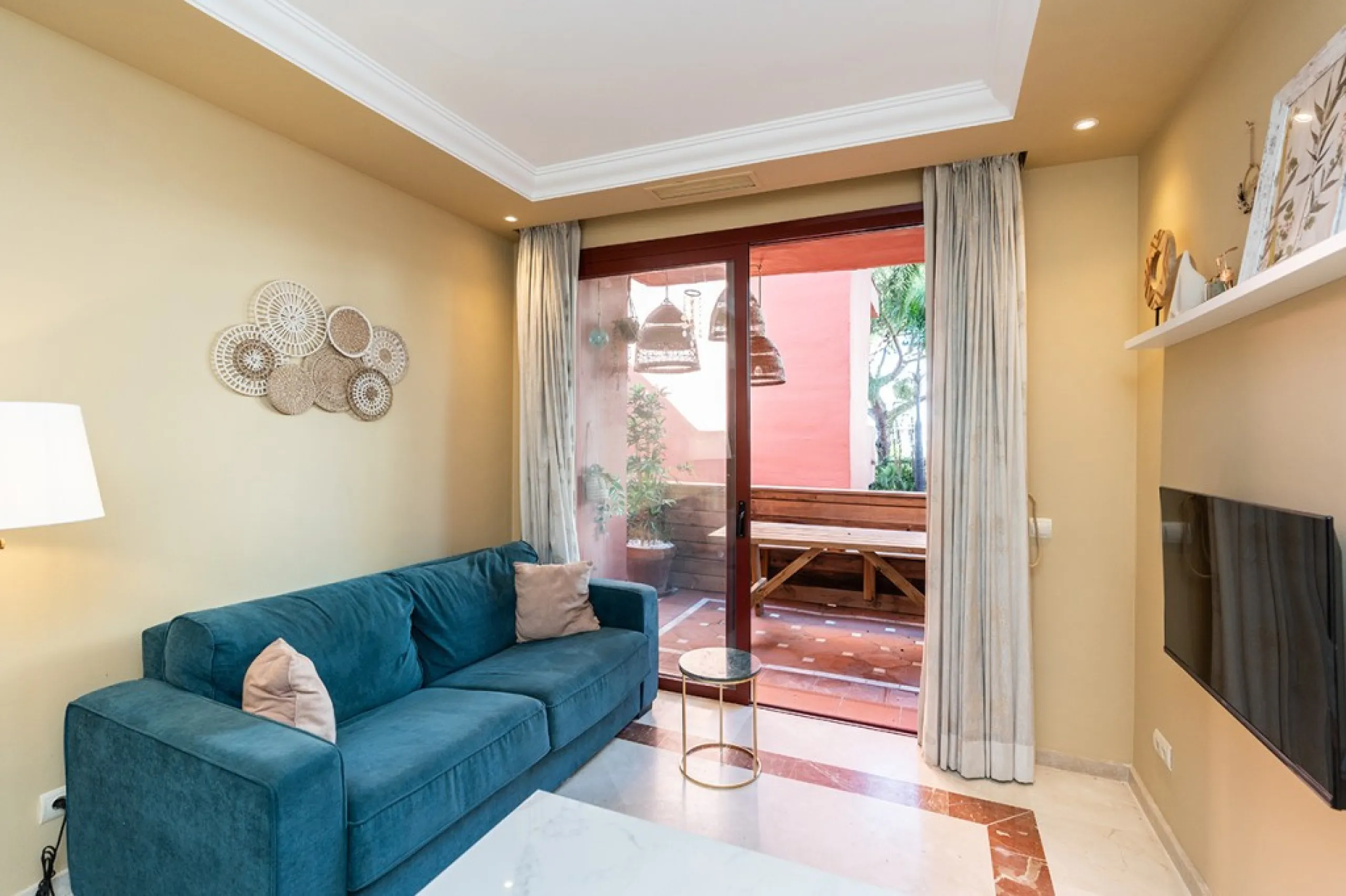 Apartment in Elviria walking distance to the beach in East Marbella offering three bedrooms, two bathrooms, one of them en-suite, a living room with fully equipped open plan kitchen and access to the terrace. The apartment offers AC hot and cold, marble f