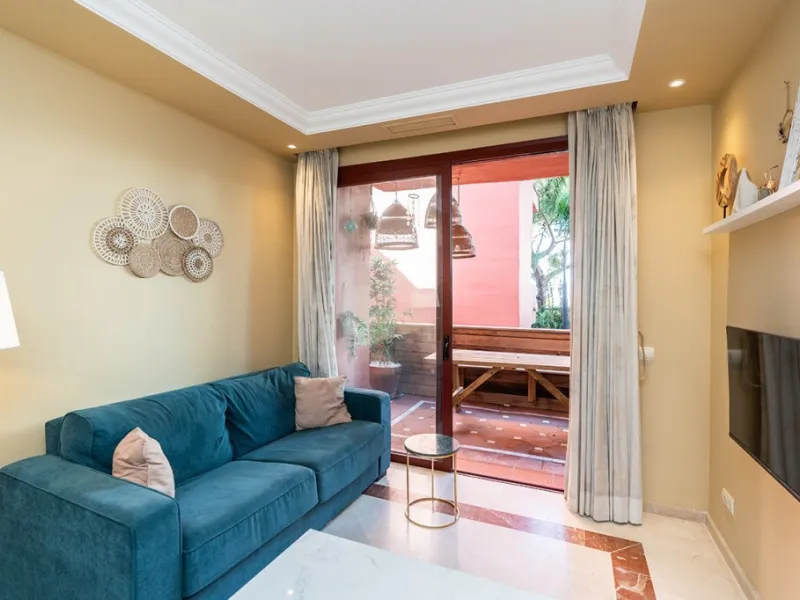 Apartment in Elviria walking distance to the beach in East Marbella offering three bedrooms, two bathrooms, one of them en-suite, a living room with fully equipped open plan kitchen and access to the terrace. The apartment offers AC hot and cold, marble f