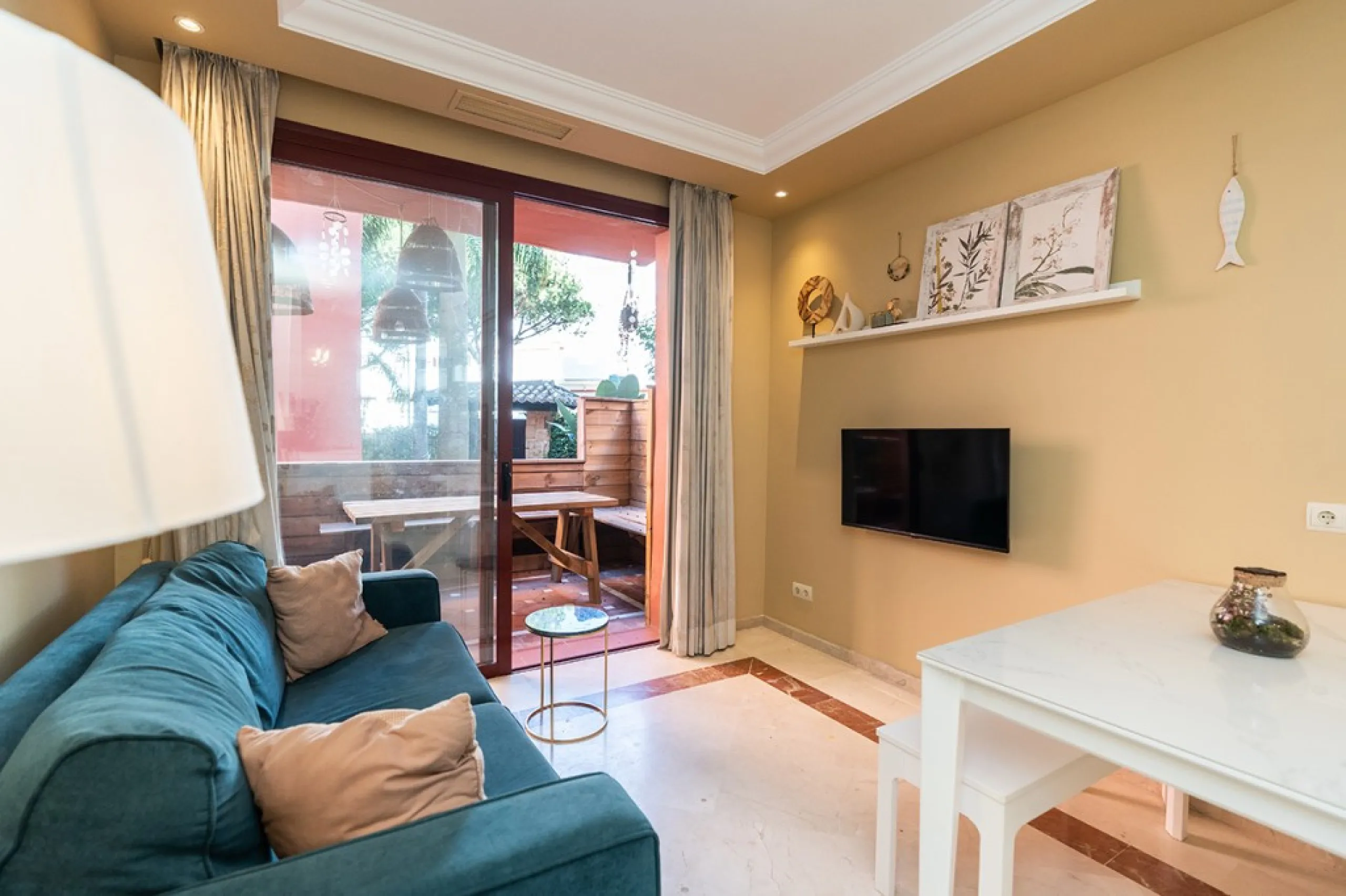 Apartment in Elviria walking distance to the beach in East Marbella offering three bedrooms, two bathrooms, one of them en-suite, a living room with fully equipped open plan kitchen and access to the terrace. The apartment offers AC hot and cold, marble f