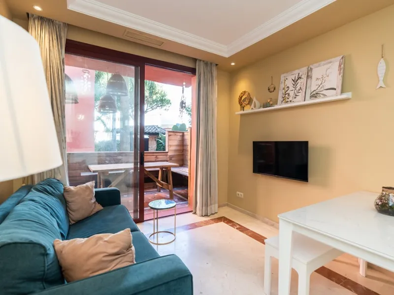 Apartment in Elviria walking distance to the beach in East Marbella offering three bedrooms, two bathrooms, one of them en-suite, a living room with fully equipped open plan kitchen and access to the terrace. The apartment offers AC hot and cold, marble f