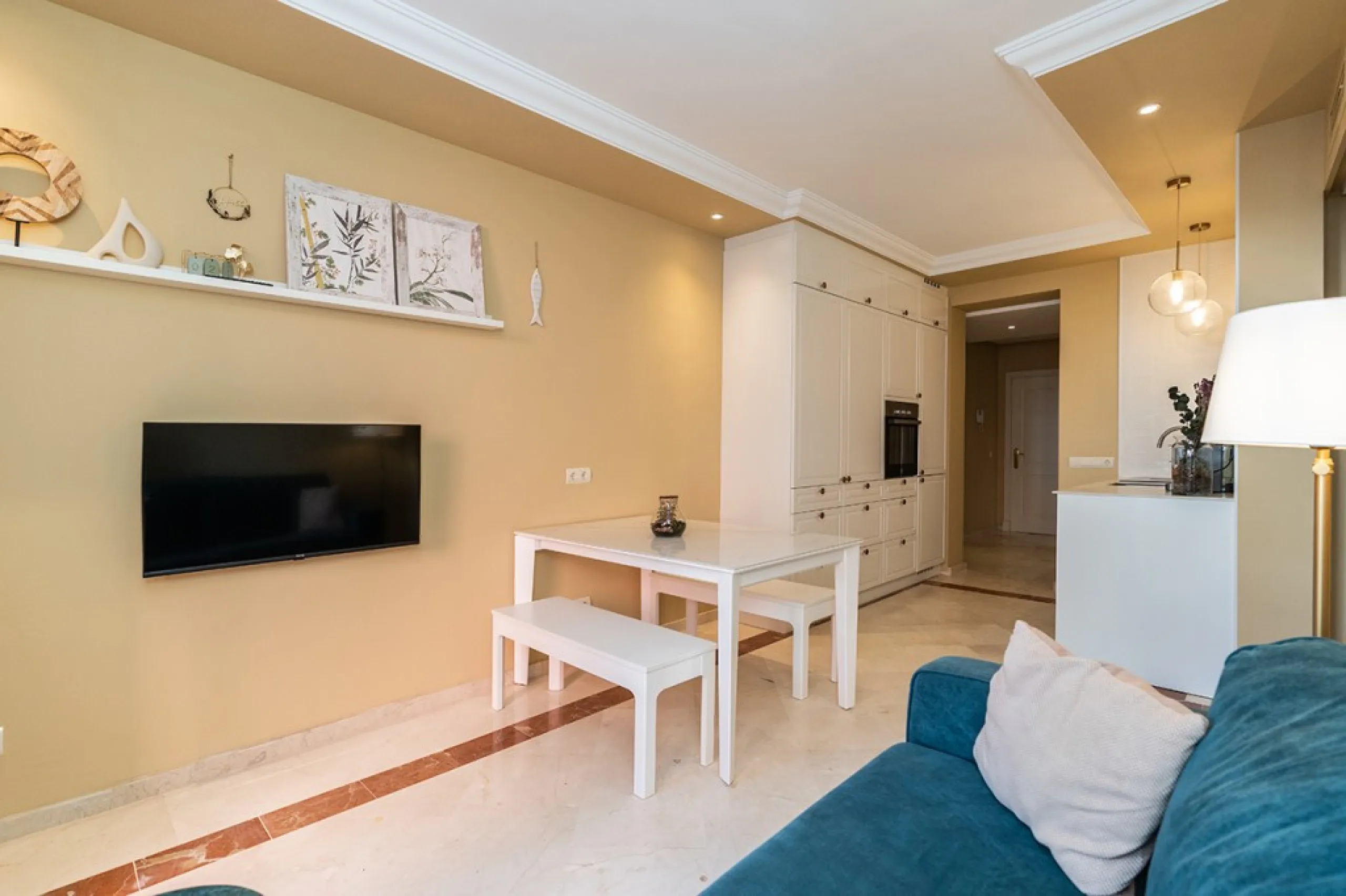 Apartment in Elviria walking distance to the beach in East Marbella offering three bedrooms, two bathrooms, one of them en-suite, a living room with fully equipped open plan kitchen and access to the terrace. The apartment offers AC hot and cold, marble f