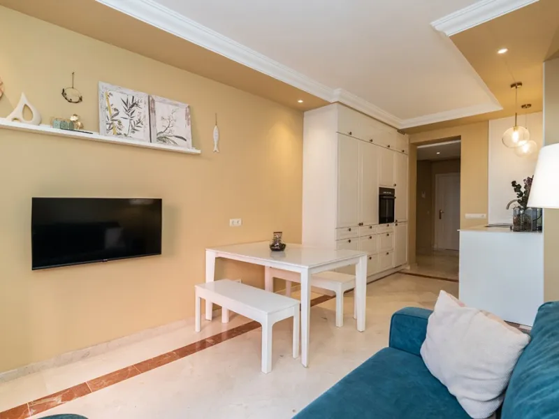 Apartment in Elviria walking distance to the beach in East Marbella offering three bedrooms, two bathrooms, one of them en-suite, a living room with fully equipped open plan kitchen and access to the terrace. The apartment offers AC hot and cold, marble f