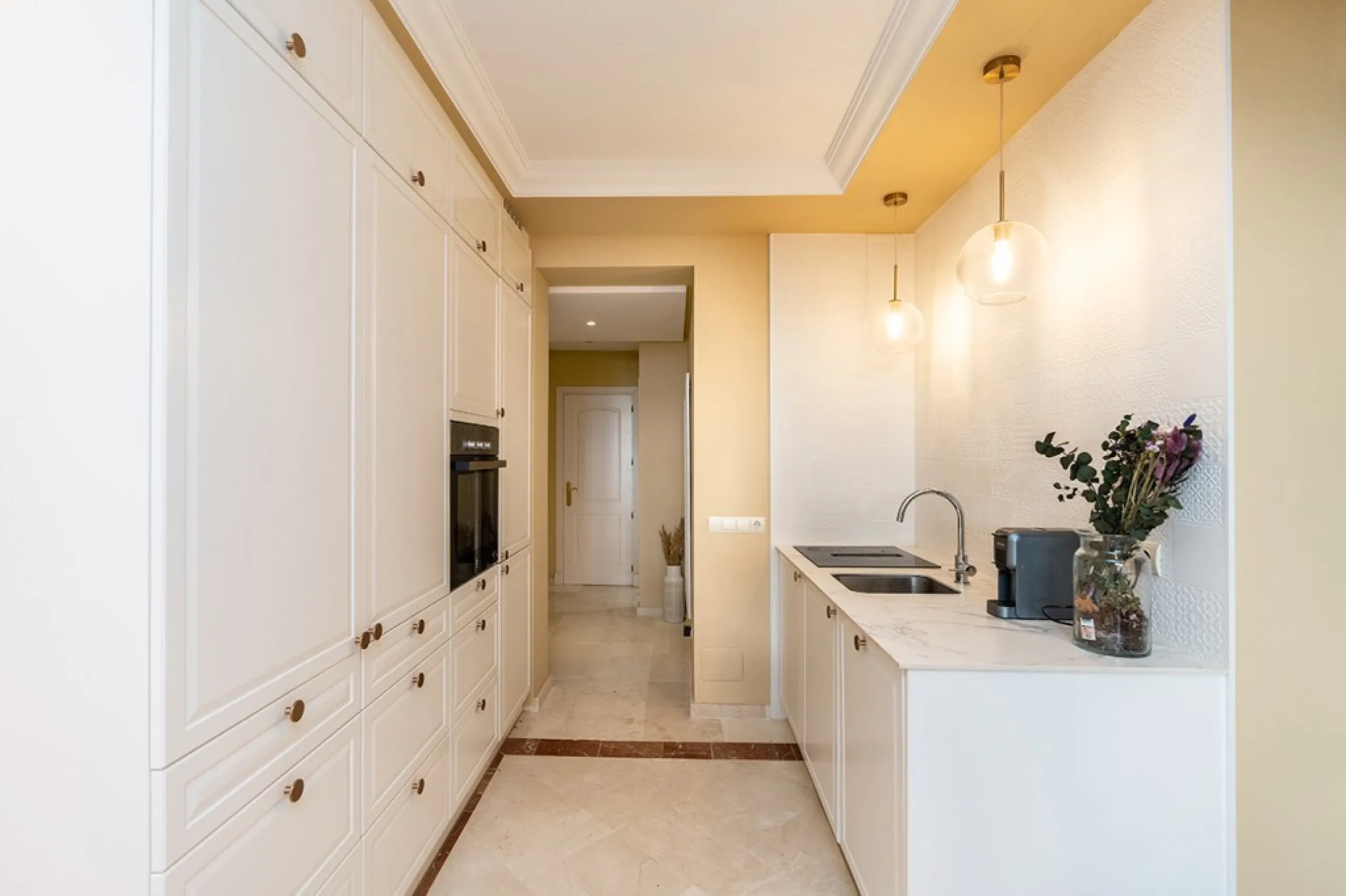 Apartment in Elviria walking distance to the beach in East Marbella offering three bedrooms, two bathrooms, one of them en-suite, a living room with fully equipped open plan kitchen and access to the terrace. The apartment offers AC hot and cold, marble f