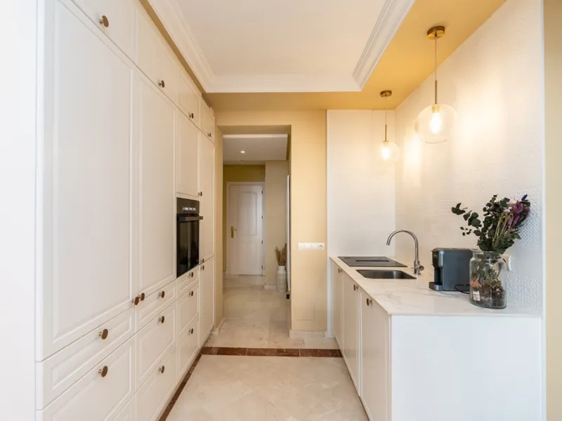 Apartment in Elviria walking distance to the beach in East Marbella offering three bedrooms, two bathrooms, one of them en-suite, a living room with fully equipped open plan kitchen and access to the terrace. The apartment offers AC hot and cold, marble f