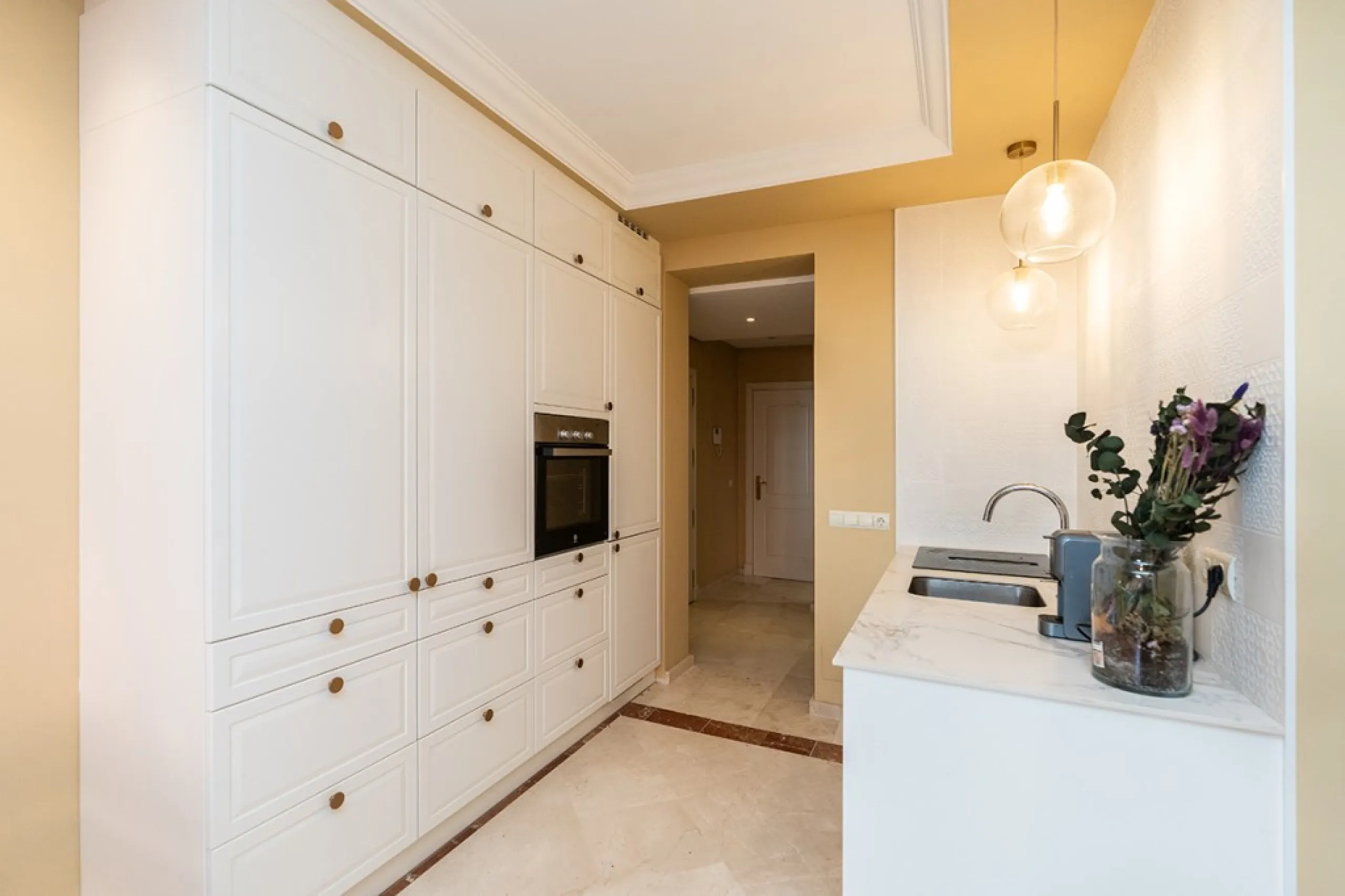 Apartment in Elviria walking distance to the beach in East Marbella offering three bedrooms, two bathrooms, one of them en-suite, a living room with fully equipped open plan kitchen and access to the terrace. The apartment offers AC hot and cold, marble f