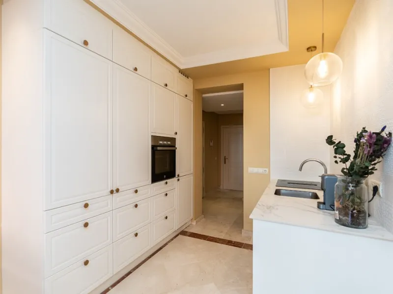 Apartment in Elviria walking distance to the beach in East Marbella offering three bedrooms, two bathrooms, one of them en-suite, a living room with fully equipped open plan kitchen and access to the terrace. The apartment offers AC hot and cold, marble f