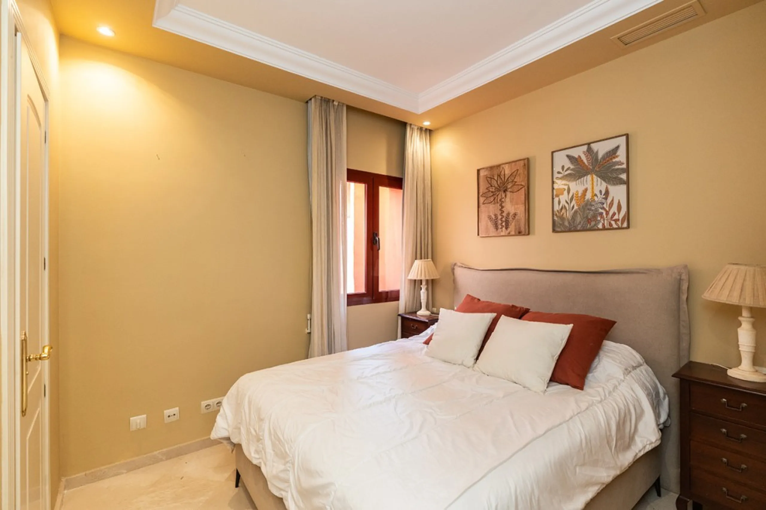 Apartment in Elviria walking distance to the beach in East Marbella offering three bedrooms, two bathrooms, one of them en-suite, a living room with fully equipped open plan kitchen and access to the terrace. The apartment offers AC hot and cold, marble f