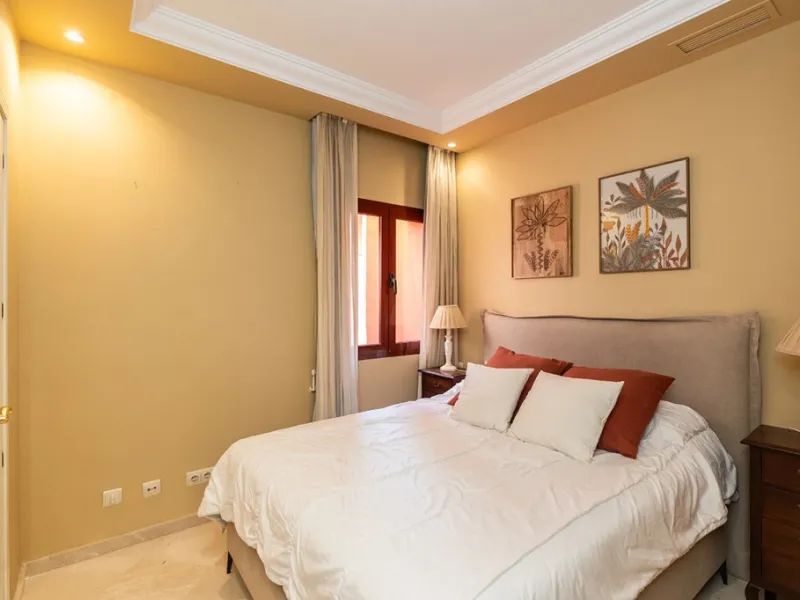Apartment in Elviria walking distance to the beach in East Marbella offering three bedrooms, two bathrooms, one of them en-suite, a living room with fully equipped open plan kitchen and access to the terrace. The apartment offers AC hot and cold, marble f