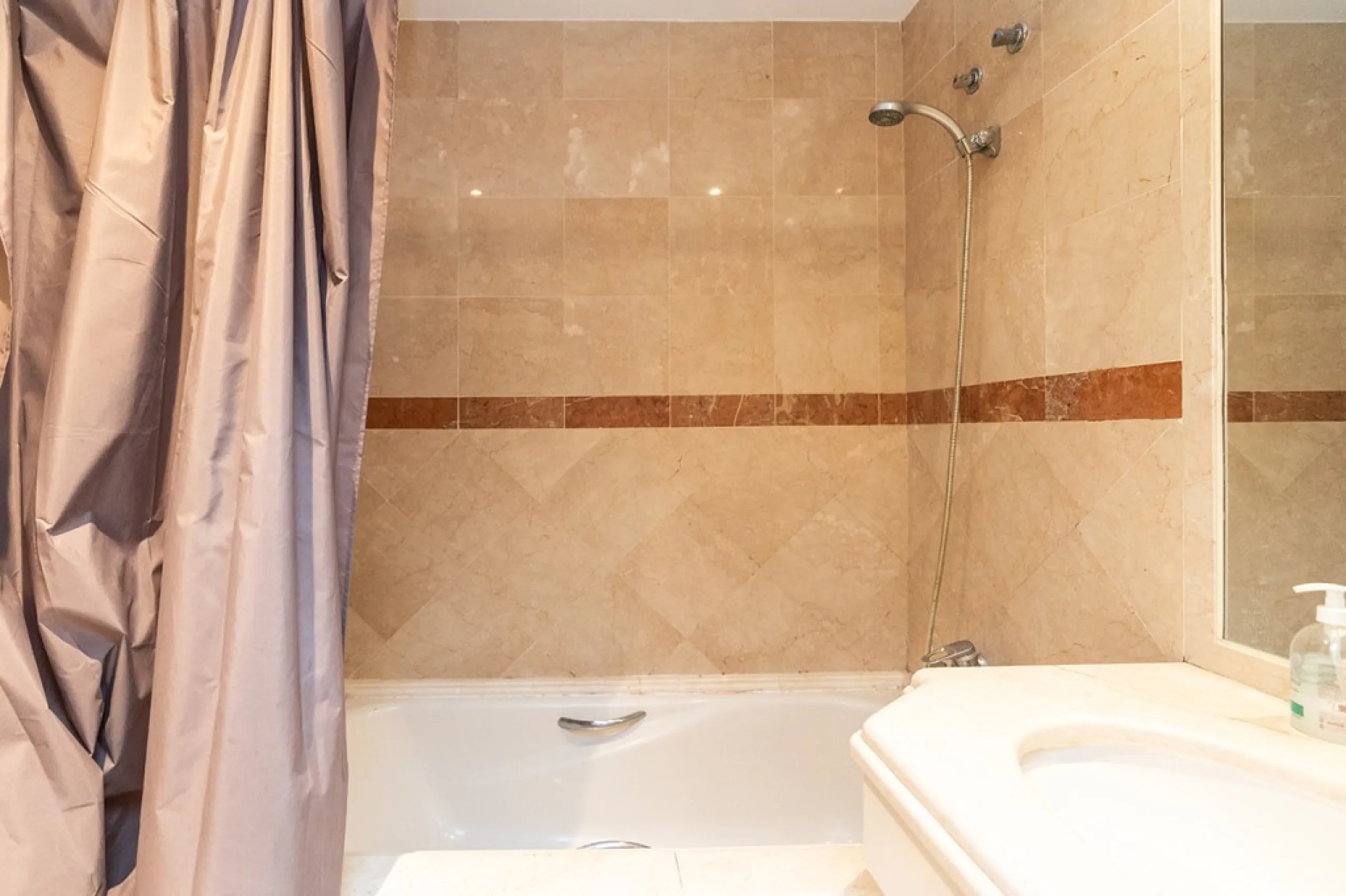 Apartment in Elviria walking distance to the beach in East Marbella offering three bedrooms, two bathrooms, one of them en-suite, a living room with fully equipped open plan kitchen and access to the terrace. The apartment offers AC hot and cold, marble f