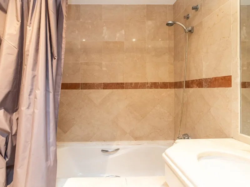 Apartment in Elviria walking distance to the beach in East Marbella offering three bedrooms, two bathrooms, one of them en-suite, a living room with fully equipped open plan kitchen and access to the terrace. The apartment offers AC hot and cold, marble f