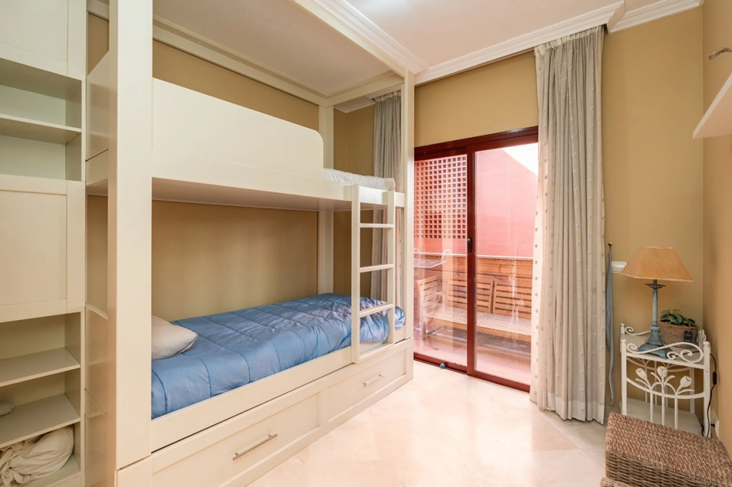 Apartment in Elviria walking distance to the beach in East Marbella offering three bedrooms, two bathrooms, one of them en-suite, a living room with fully equipped open plan kitchen and access to the terrace. The apartment offers AC hot and cold, marble f