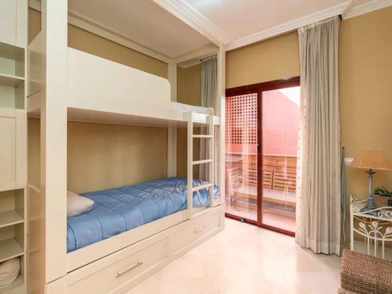 Apartment in Elviria walking distance to the beach in East Marbella offering three bedrooms, two bathrooms, one of them en-suite, a living room with fully equipped open plan kitchen and access to the terrace. The apartment offers AC hot and cold, marble f