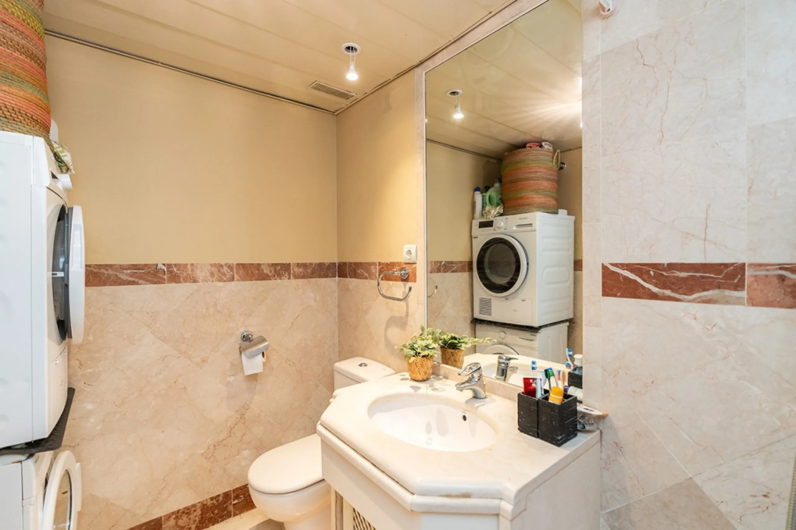 Apartment in Elviria walking distance to the beach in East Marbella offering three bedrooms, two bathrooms, one of them en-suite, a living room with fully equipped open plan kitchen and access to the terrace. The apartment offers AC hot and cold, marble f