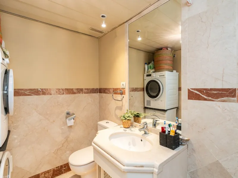 Apartment in Elviria walking distance to the beach in East Marbella offering three bedrooms, two bathrooms, one of them en-suite, a living room with fully equipped open plan kitchen and access to the terrace. The apartment offers AC hot and cold, marble f