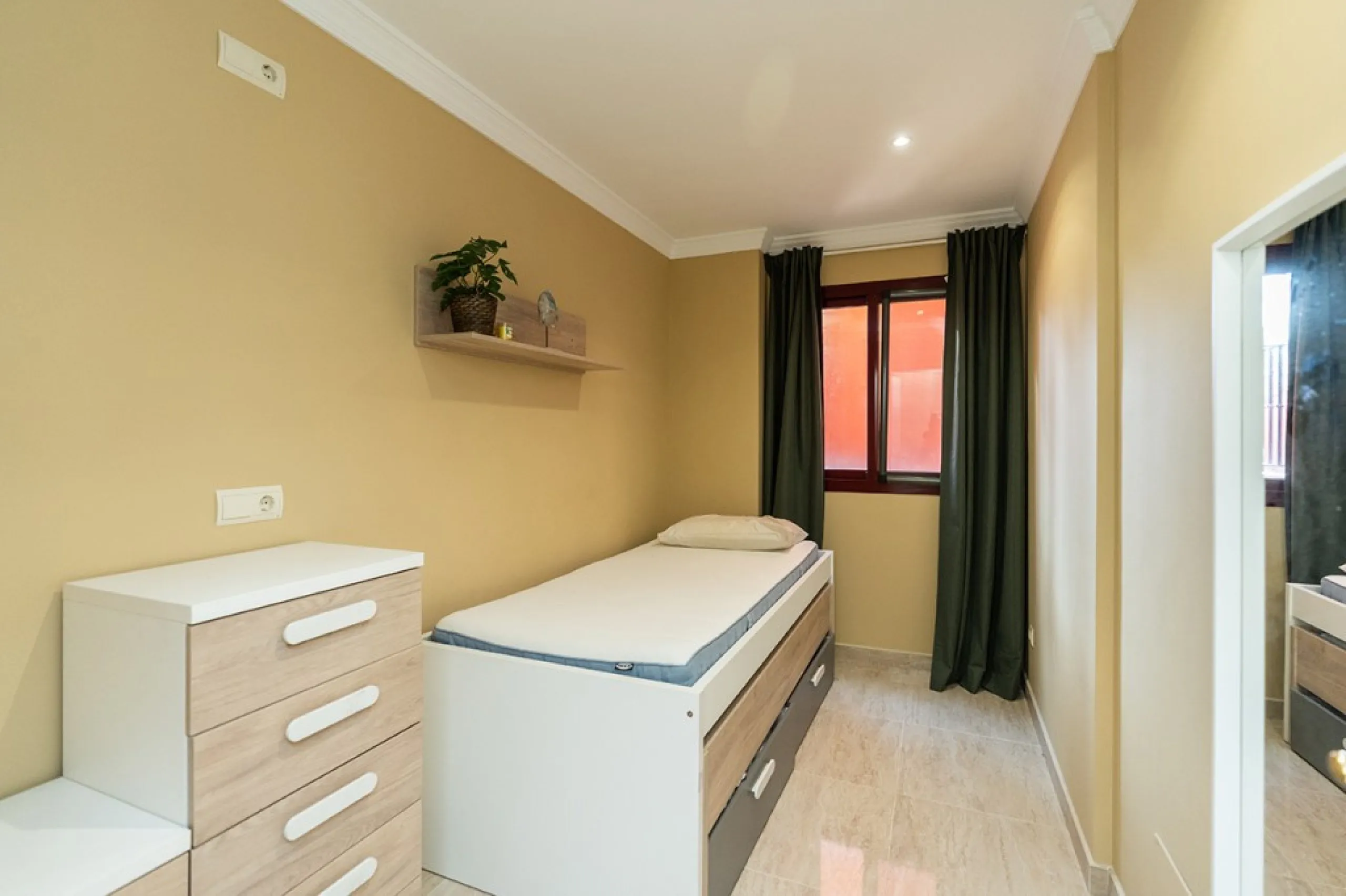 Apartment in Elviria walking distance to the beach in East Marbella offering three bedrooms, two bathrooms, one of them en-suite, a living room with fully equipped open plan kitchen and access to the terrace. The apartment offers AC hot and cold, marble f