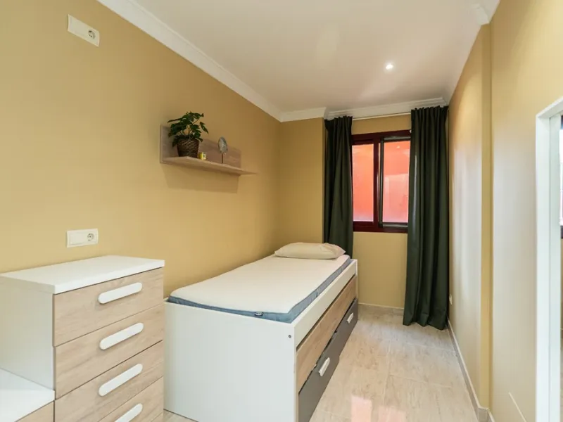 Apartment in Elviria walking distance to the beach in East Marbella offering three bedrooms, two bathrooms, one of them en-suite, a living room with fully equipped open plan kitchen and access to the terrace. The apartment offers AC hot and cold, marble f