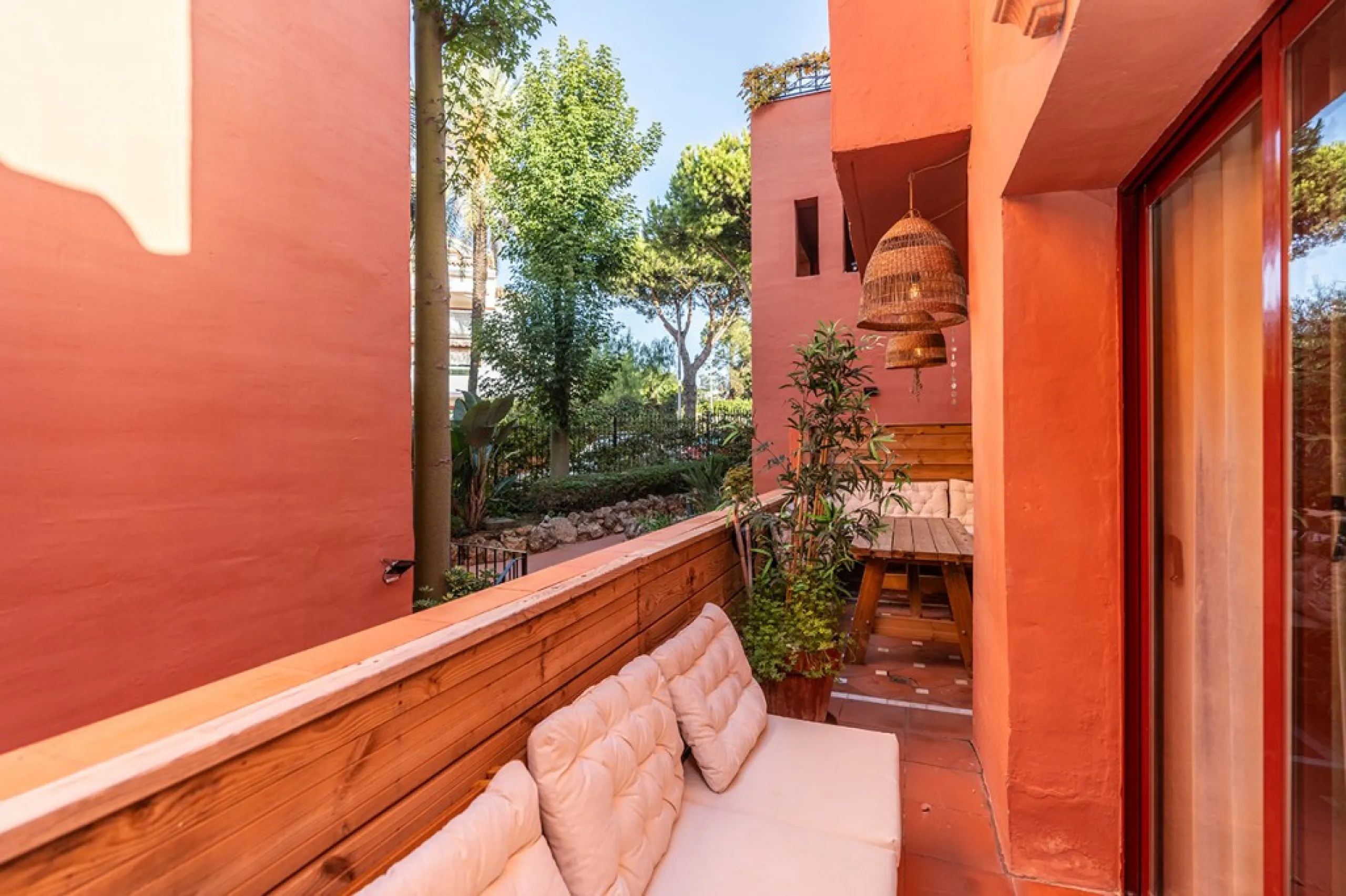 Apartment in Elviria walking distance to the beach in East Marbella offering three bedrooms, two bathrooms, one of them en-suite, a living room with fully equipped open plan kitchen and access to the terrace. The apartment offers AC hot and cold, marble f