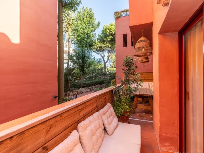 Apartment in Elviria walking distance to the beach in East Marbella offering three bedrooms, two bathrooms, one of them en-suite, a living room with fully equipped open plan kitchen and access to the terrace. The apartment offers AC hot and cold, marble f