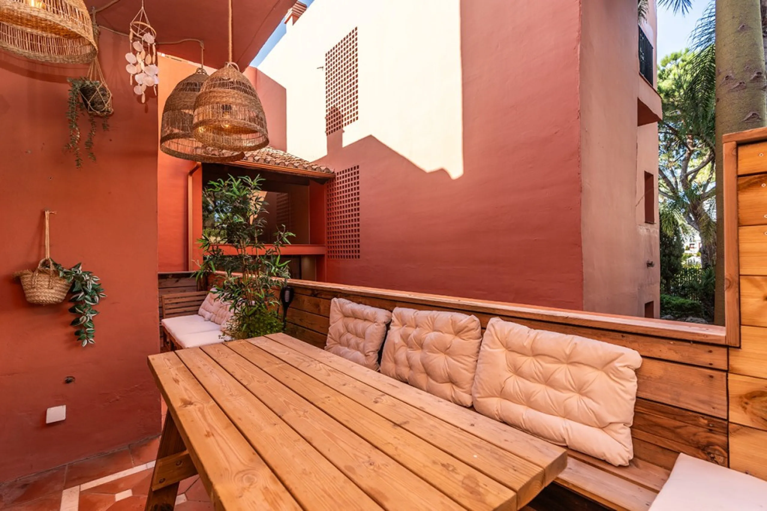 Apartment in Elviria walking distance to the beach in East Marbella offering three bedrooms, two bathrooms, one of them en-suite, a living room with fully equipped open plan kitchen and access to the terrace. The apartment offers AC hot and cold, marble f