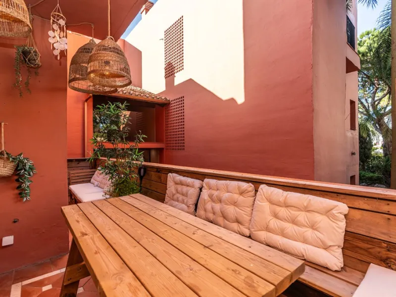 Apartment in Elviria walking distance to the beach in East Marbella offering three bedrooms, two bathrooms, one of them en-suite, a living room with fully equipped open plan kitchen and access to the terrace. The apartment offers AC hot and cold, marble f