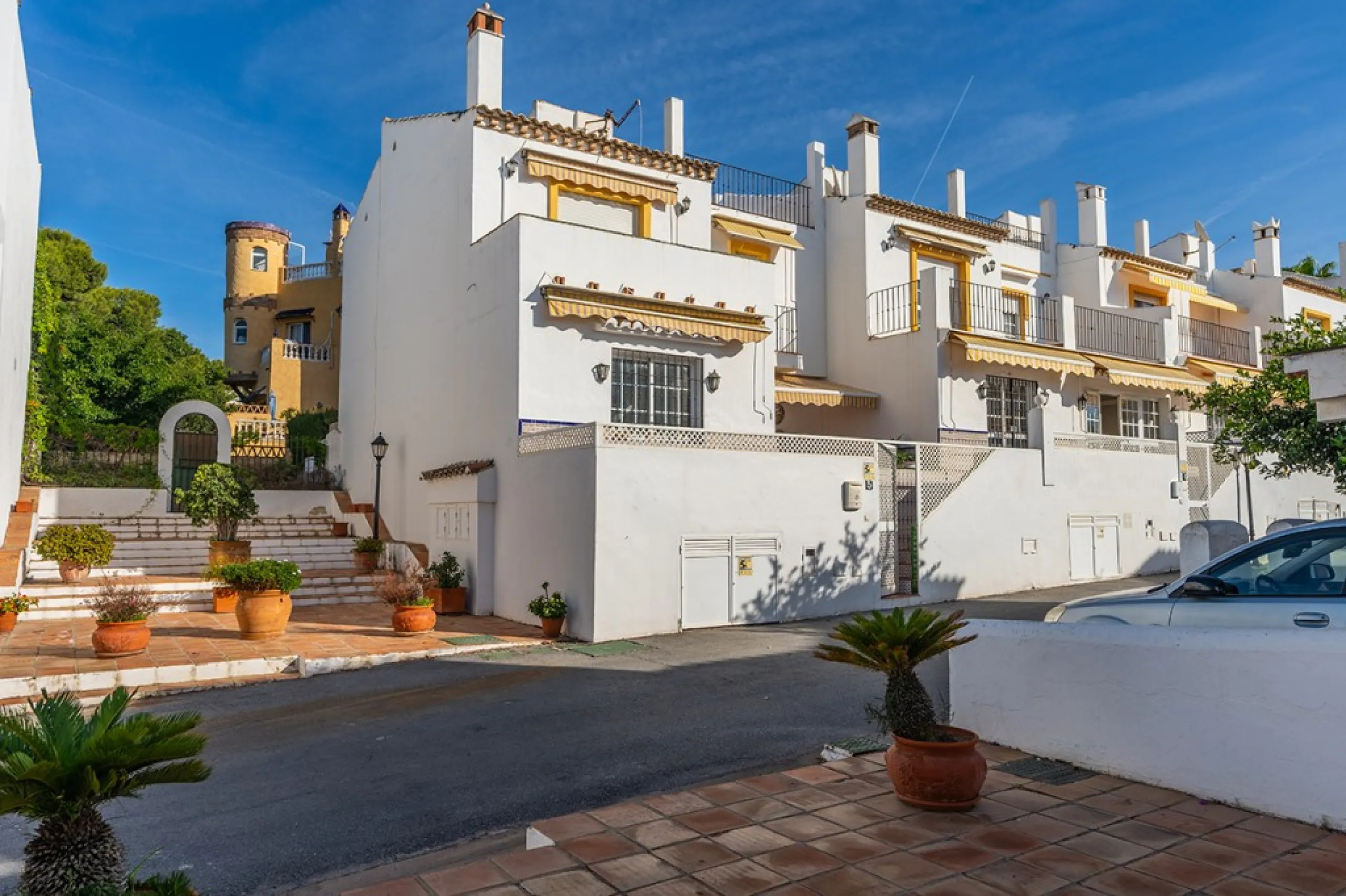 Ample and bright semi-detached house in the urbanisation Costabella in East Marbella. The house offers on two levels three bedrooms, three bathrooms, a good sized living room, big kitchen, front terrace and back summer terrace. Amazing sea views from firs