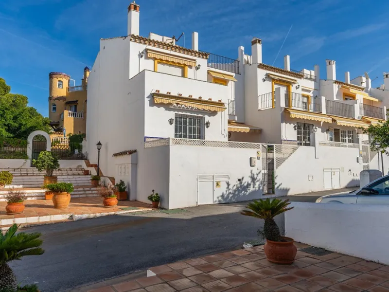 Ample and bright semi-detached house in the urbanisation Costabella in East Marbella. The house offers on two levels three bedrooms, three bathrooms, a good sized living room, big kitchen, front terrace and back summer terrace. Amazing sea views from firs