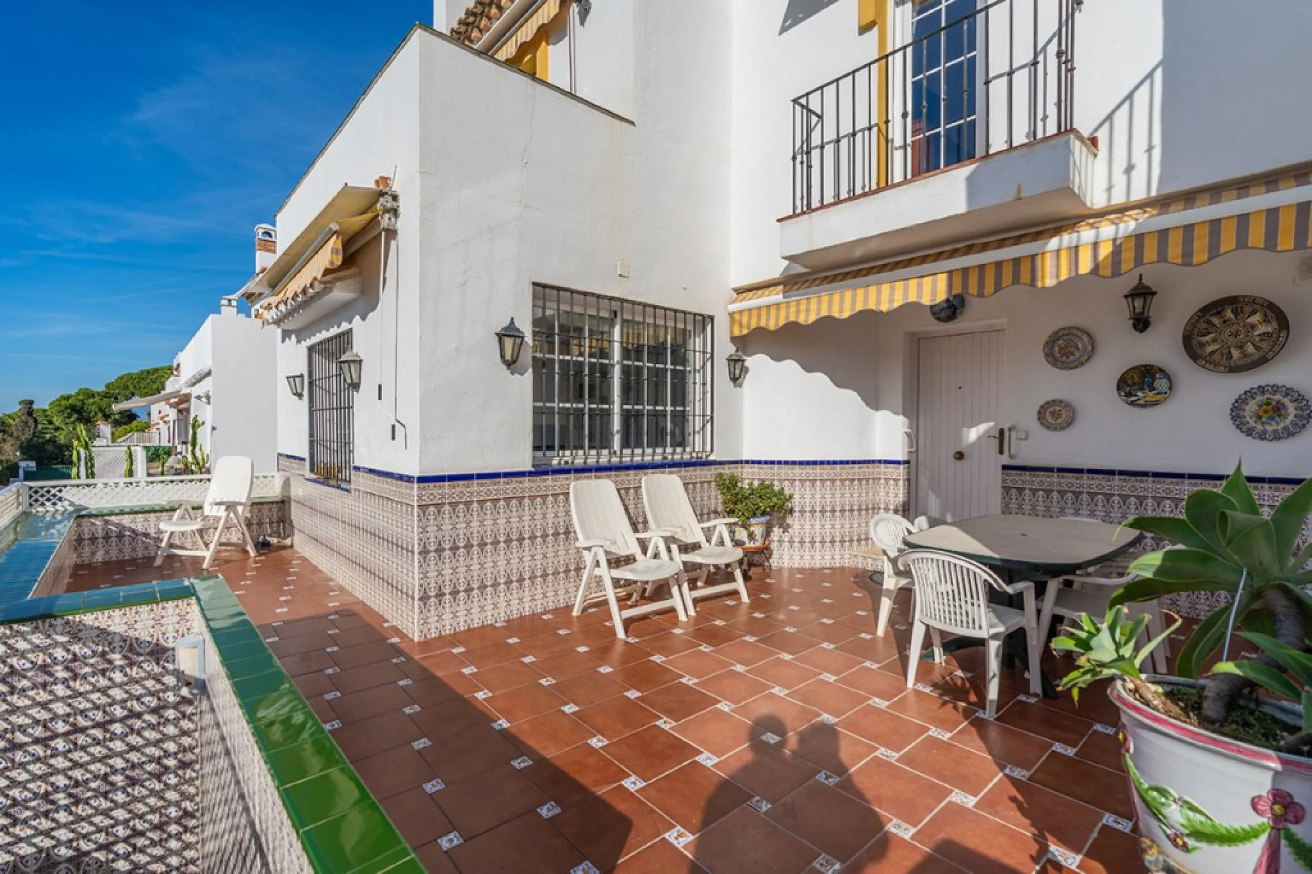 Ample and bright semi-detached house in the urbanisation Costabella in East Marbella. The house offers on two levels three bedrooms, three bathrooms, a good sized living room, big kitchen, front terrace and back summer terrace. Amazing sea views from firs