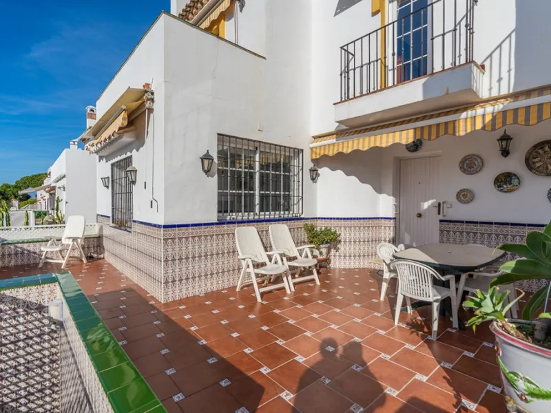 Ample and bright semi-detached house in the urbanisation Costabella in East Marbella. The house offers on two levels three bedrooms, three bathrooms, a good sized living room, big kitchen, front terrace and back summer terrace. Amazing sea views from firs