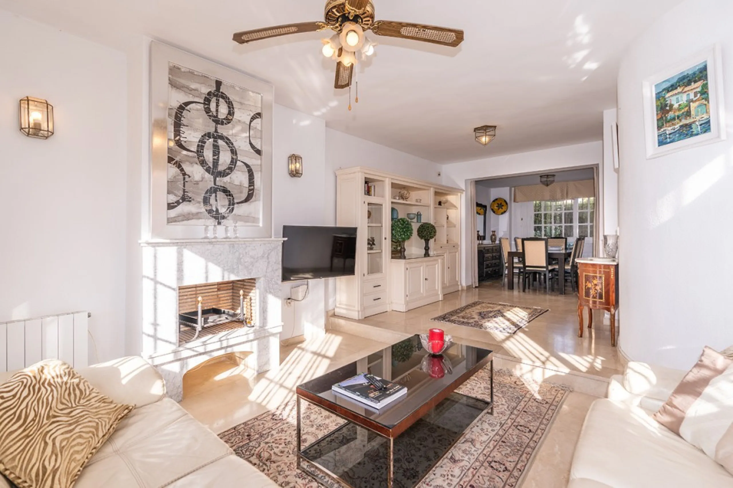 Ample and bright semi-detached house in the urbanisation Costabella in East Marbella. The house offers on two levels three bedrooms, three bathrooms, a good sized living room, big kitchen, front terrace and back summer terrace. Amazing sea views from firs