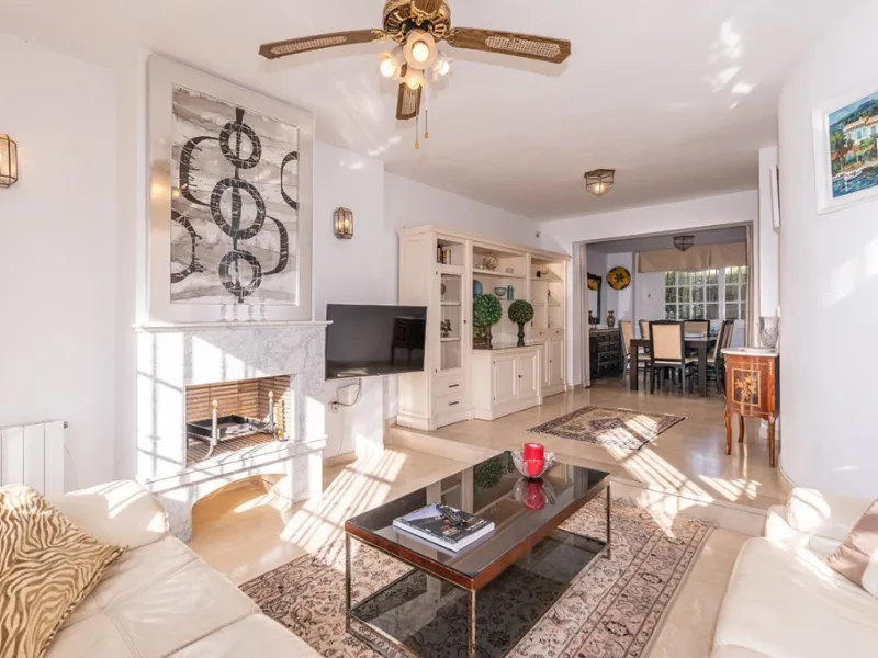 Ample and bright semi-detached house in the urbanisation Costabella in East Marbella. The house offers on two levels three bedrooms, three bathrooms, a good sized living room, big kitchen, front terrace and back summer terrace. Amazing sea views from firs