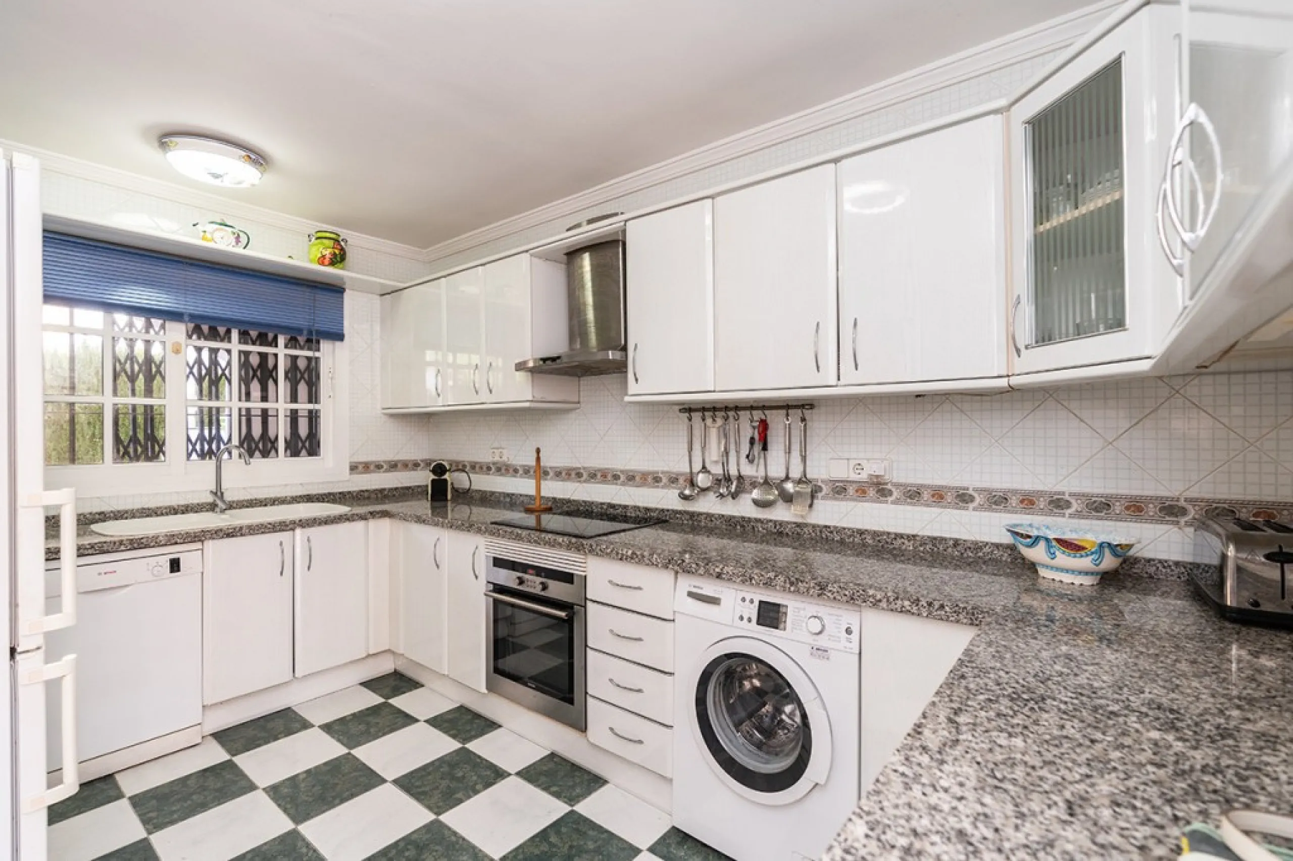 Ample and bright semi-detached house in the urbanisation Costabella in East Marbella. The house offers on two levels three bedrooms, three bathrooms, a good sized living room, big kitchen, front terrace and back summer terrace. Amazing sea views from firs