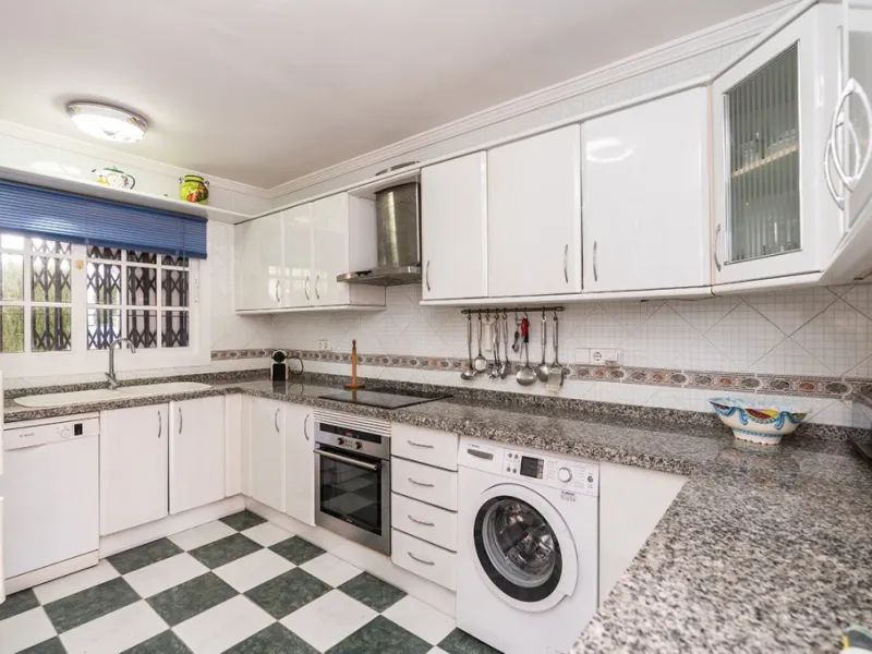 Ample and bright semi-detached house in the urbanisation Costabella in East Marbella. The house offers on two levels three bedrooms, three bathrooms, a good sized living room, big kitchen, front terrace and back summer terrace. Amazing sea views from firs