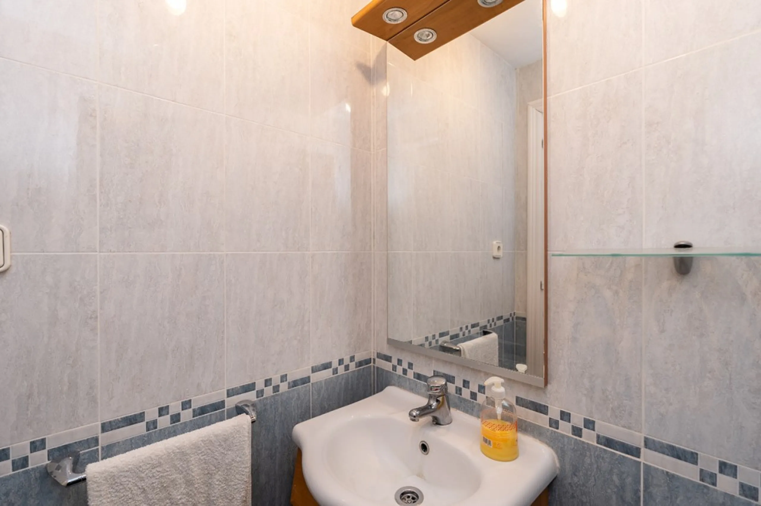 Ample and bright semi-detached house in the urbanisation Costabella in East Marbella. The house offers on two levels three bedrooms, three bathrooms, a good sized living room, big kitchen, front terrace and back summer terrace. Amazing sea views from firs