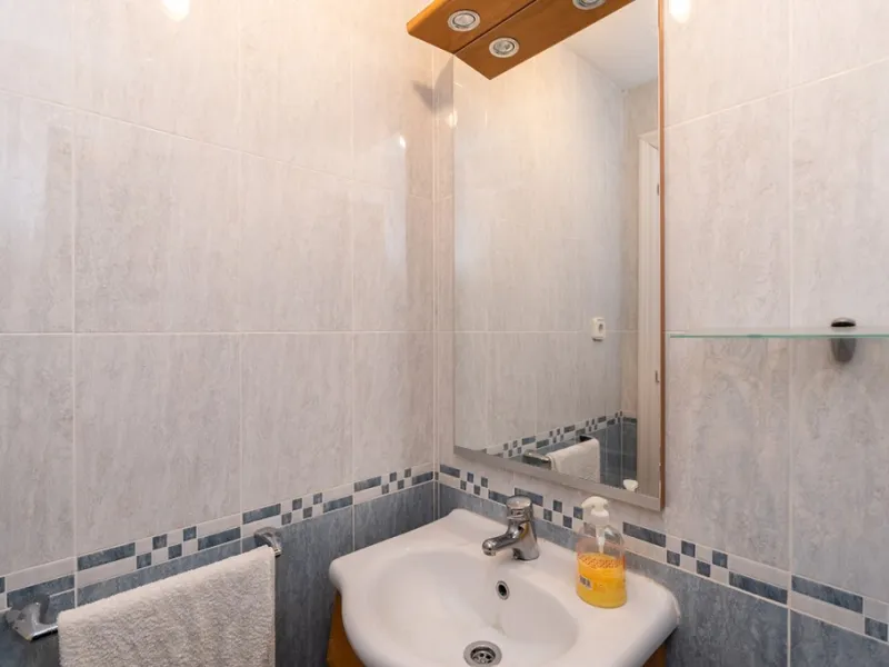 Ample and bright semi-detached house in the urbanisation Costabella in East Marbella. The house offers on two levels three bedrooms, three bathrooms, a good sized living room, big kitchen, front terrace and back summer terrace. Amazing sea views from firs
