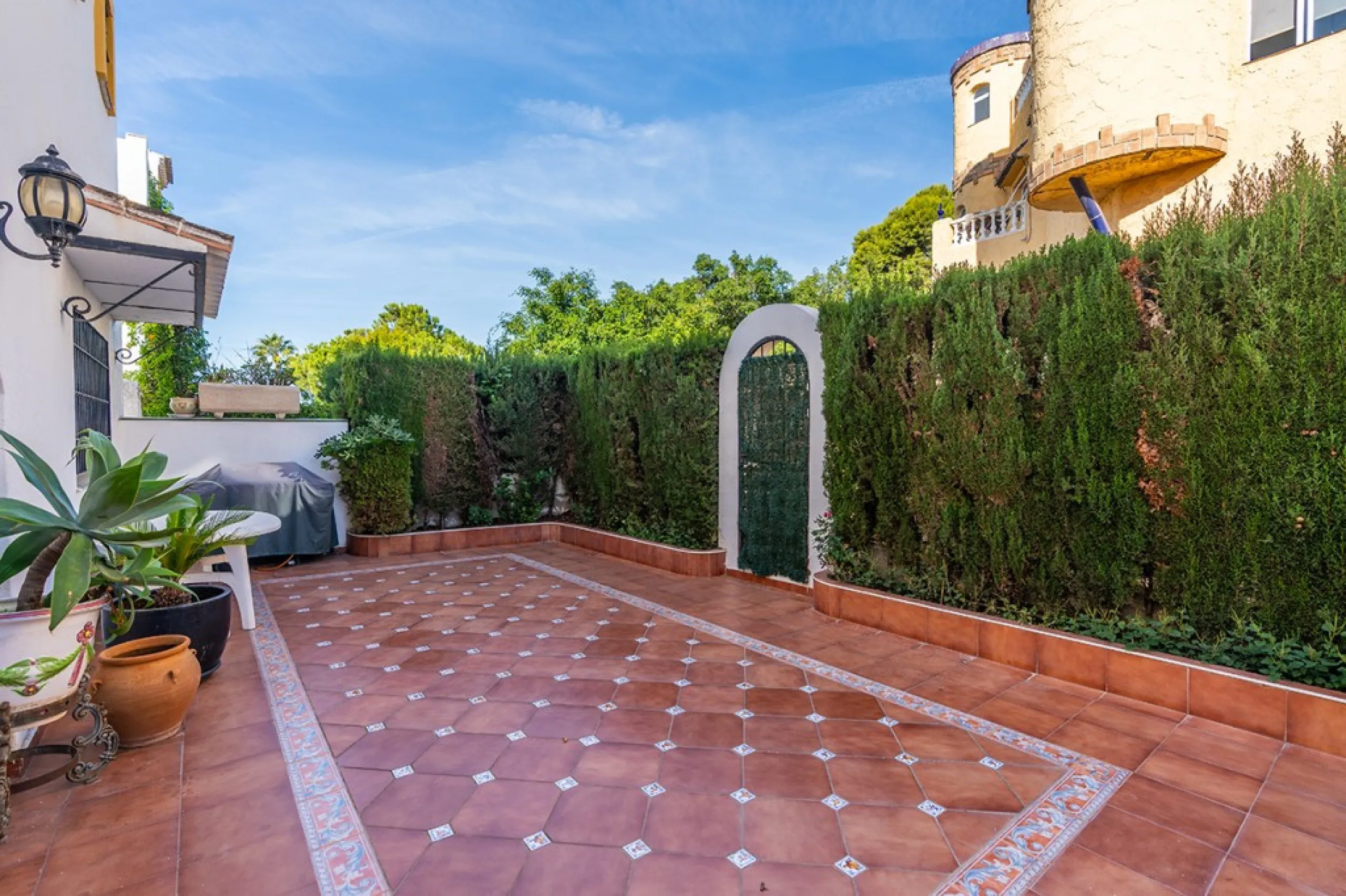 Ample and bright semi-detached house in the urbanisation Costabella in East Marbella. The house offers on two levels three bedrooms, three bathrooms, a good sized living room, big kitchen, front terrace and back summer terrace. Amazing sea views from firs