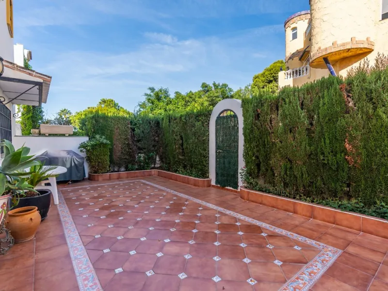 Ample and bright semi-detached house in the urbanisation Costabella in East Marbella. The house offers on two levels three bedrooms, three bathrooms, a good sized living room, big kitchen, front terrace and back summer terrace. Amazing sea views from firs