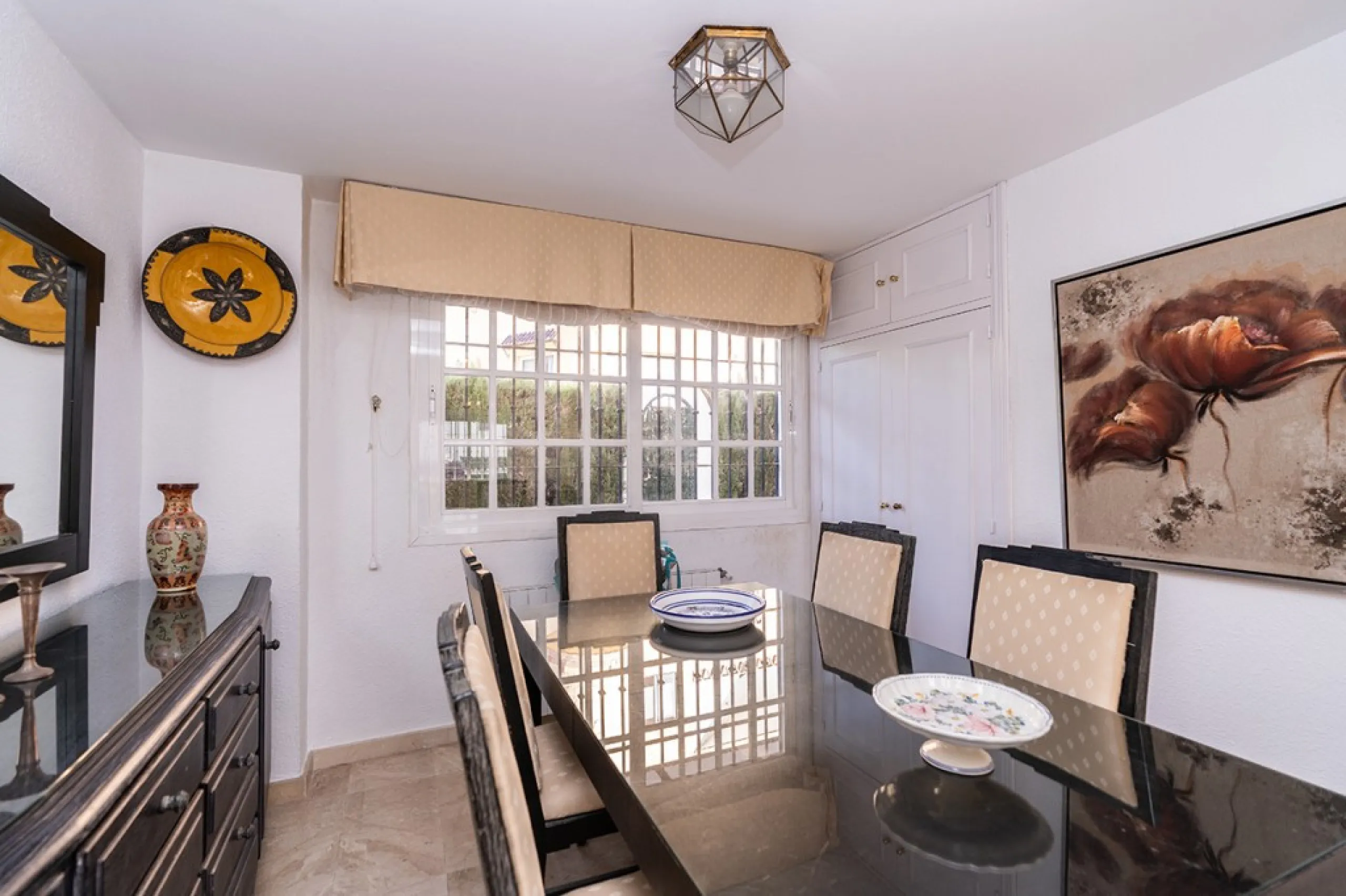 Ample and bright semi-detached house in the urbanisation Costabella in East Marbella. The house offers on two levels three bedrooms, three bathrooms, a good sized living room, big kitchen, front terrace and back summer terrace. Amazing sea views from firs