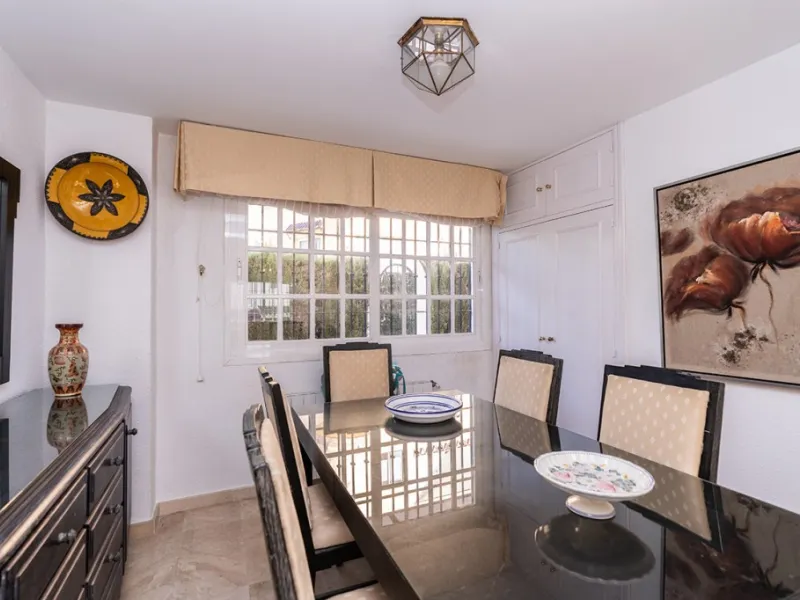 Ample and bright semi-detached house in the urbanisation Costabella in East Marbella. The house offers on two levels three bedrooms, three bathrooms, a good sized living room, big kitchen, front terrace and back summer terrace. Amazing sea views from firs