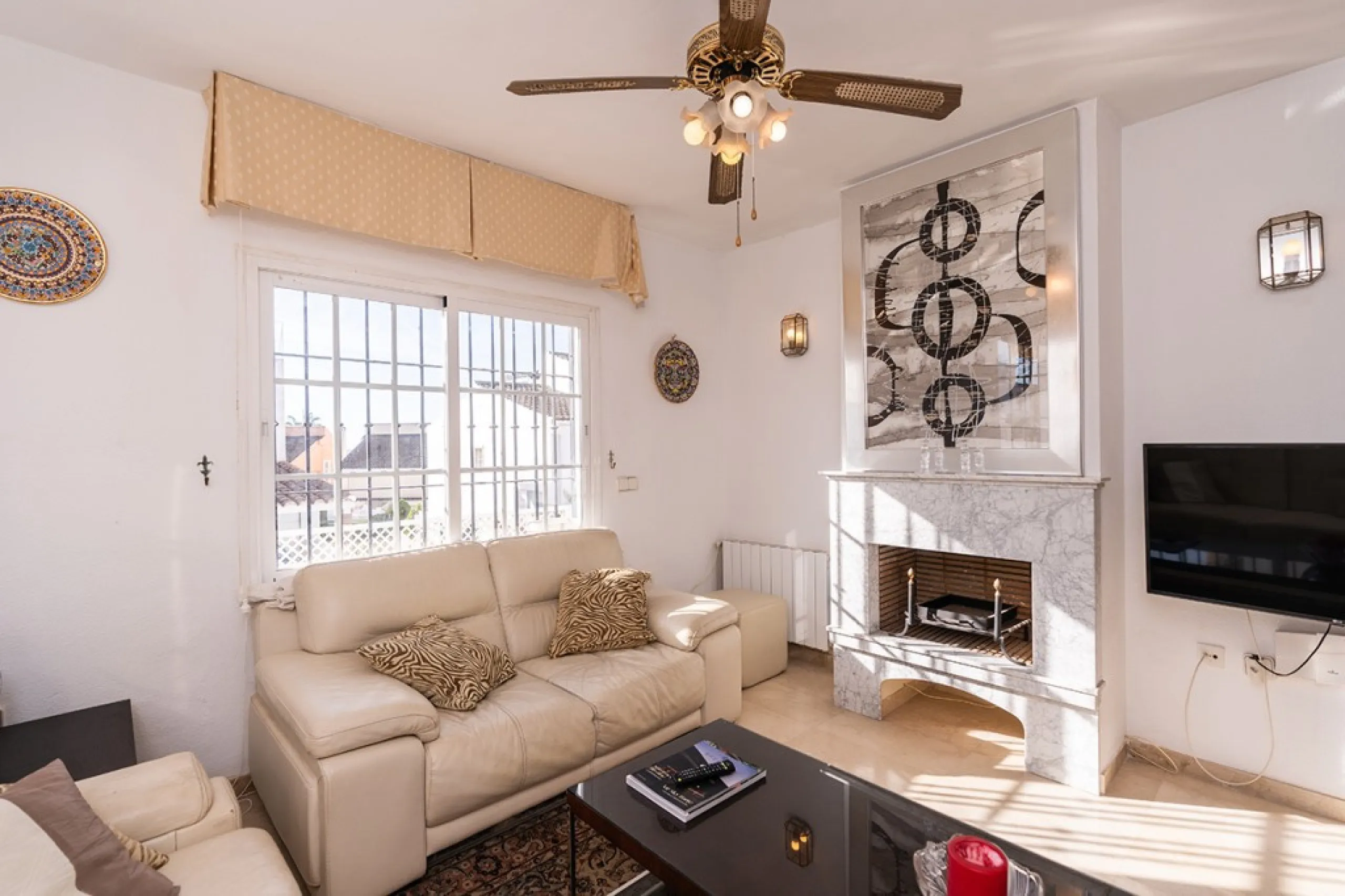 Ample and bright semi-detached house in the urbanisation Costabella in East Marbella. The house offers on two levels three bedrooms, three bathrooms, a good sized living room, big kitchen, front terrace and back summer terrace. Amazing sea views from firs