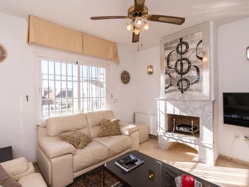 Ample and bright semi-detached house in the urbanisation Costabella in East Marbella. The house offers on two levels three bedrooms, three bathrooms, a good sized living room, big kitchen, front terrace and back summer terrace. Amazing sea views from firs