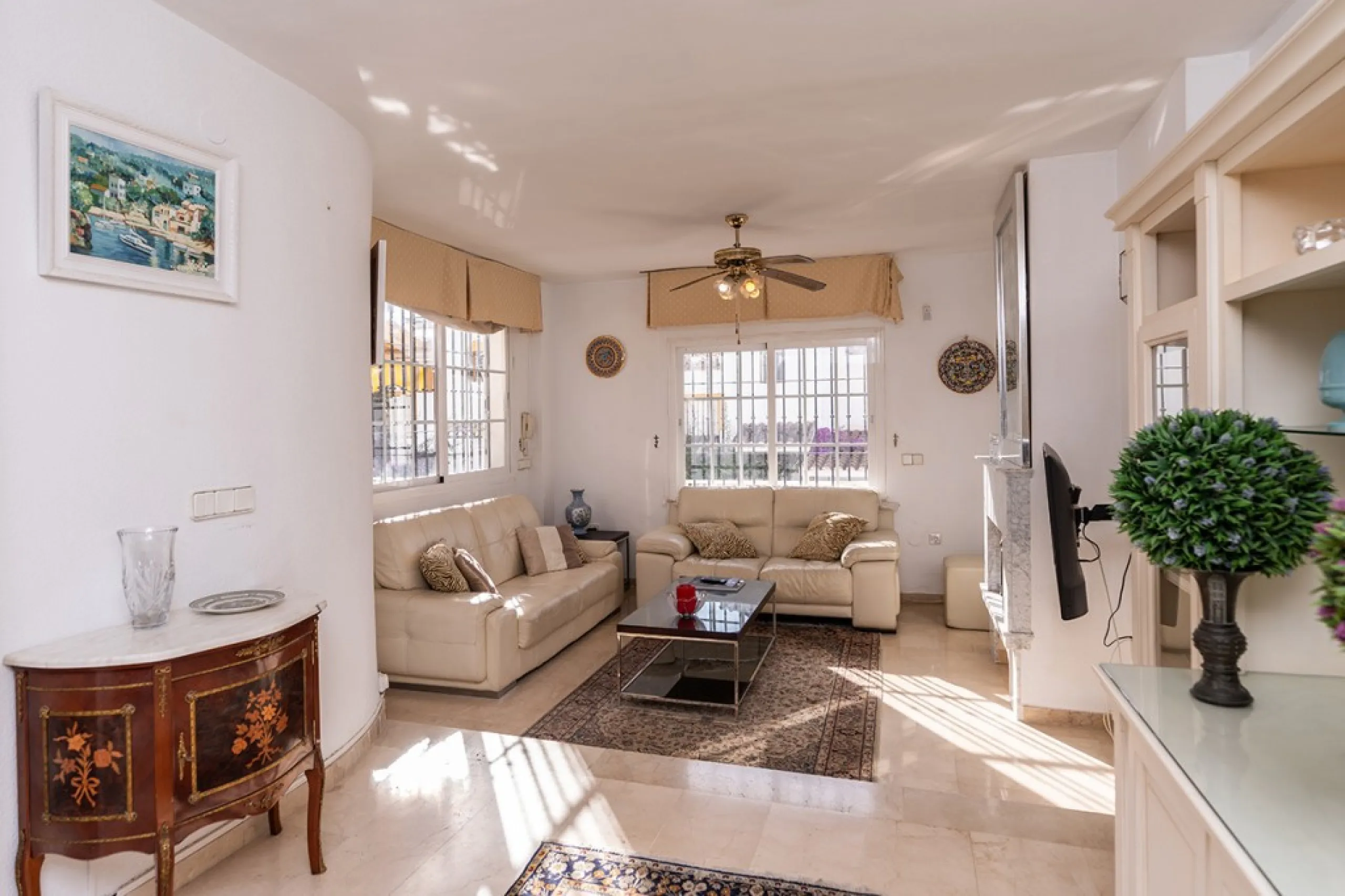 Ample and bright semi-detached house in the urbanisation Costabella in East Marbella. The house offers on two levels three bedrooms, three bathrooms, a good sized living room, big kitchen, front terrace and back summer terrace. Amazing sea views from firs