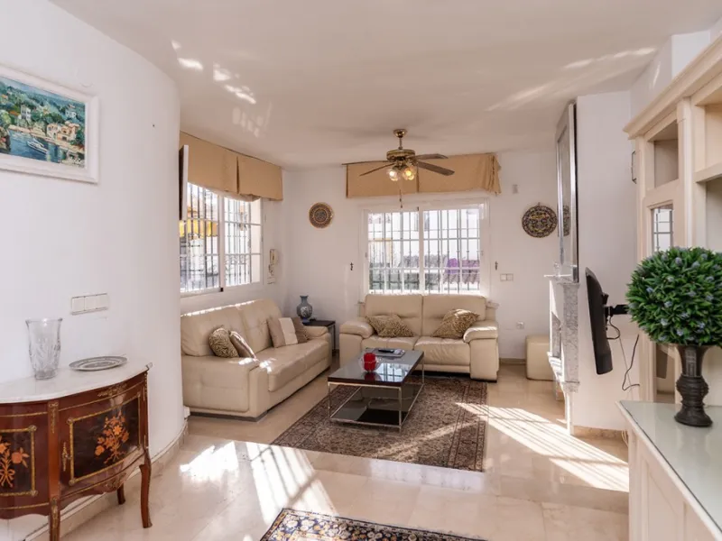 Ample and bright semi-detached house in the urbanisation Costabella in East Marbella. The house offers on two levels three bedrooms, three bathrooms, a good sized living room, big kitchen, front terrace and back summer terrace. Amazing sea views from firs