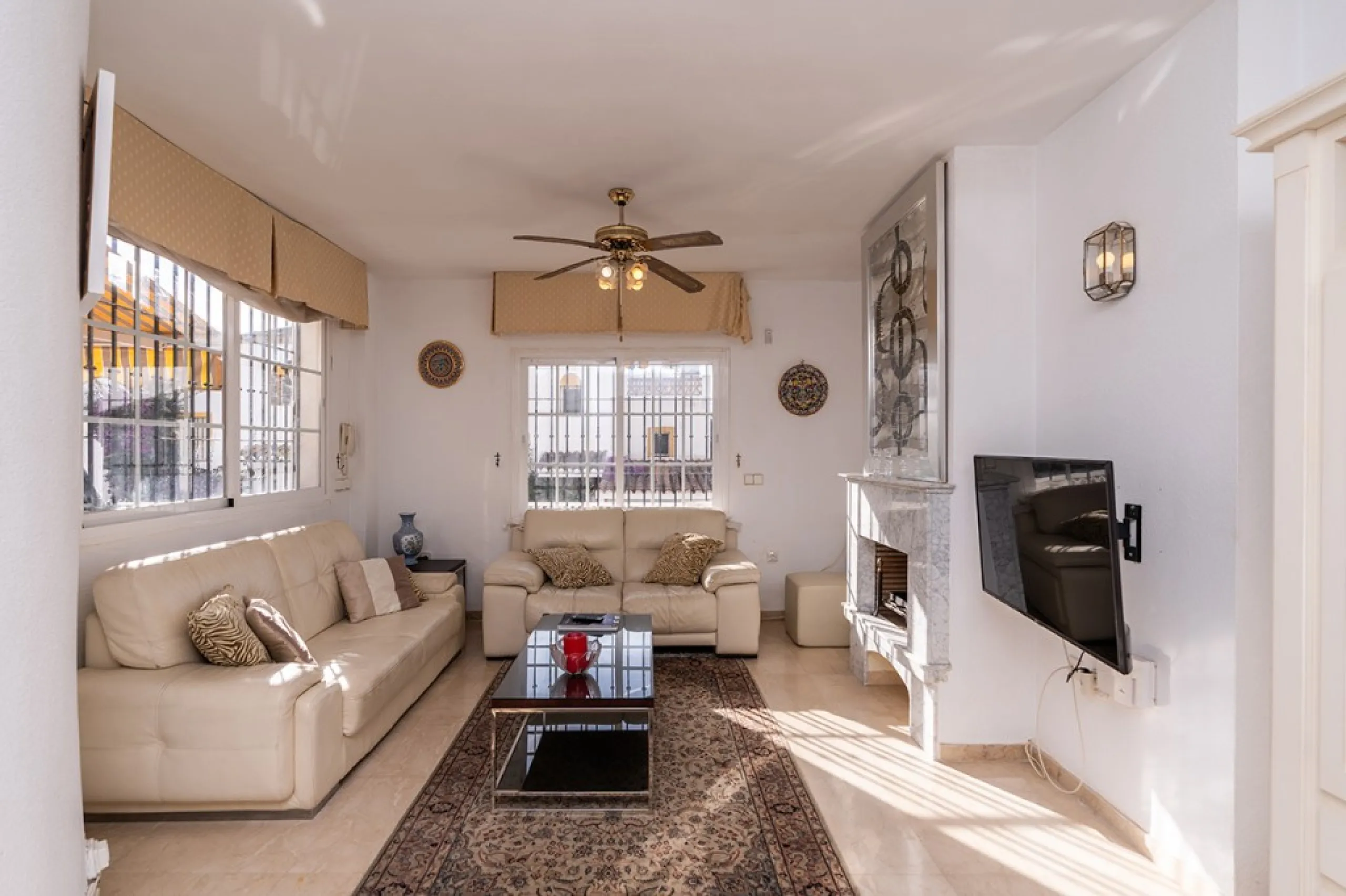 Ample and bright semi-detached house in the urbanisation Costabella in East Marbella. The house offers on two levels three bedrooms, three bathrooms, a good sized living room, big kitchen, front terrace and back summer terrace. Amazing sea views from firs