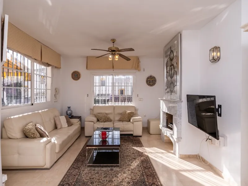 Ample and bright semi-detached house in the urbanisation Costabella in East Marbella. The house offers on two levels three bedrooms, three bathrooms, a good sized living room, big kitchen, front terrace and back summer terrace. Amazing sea views from firs