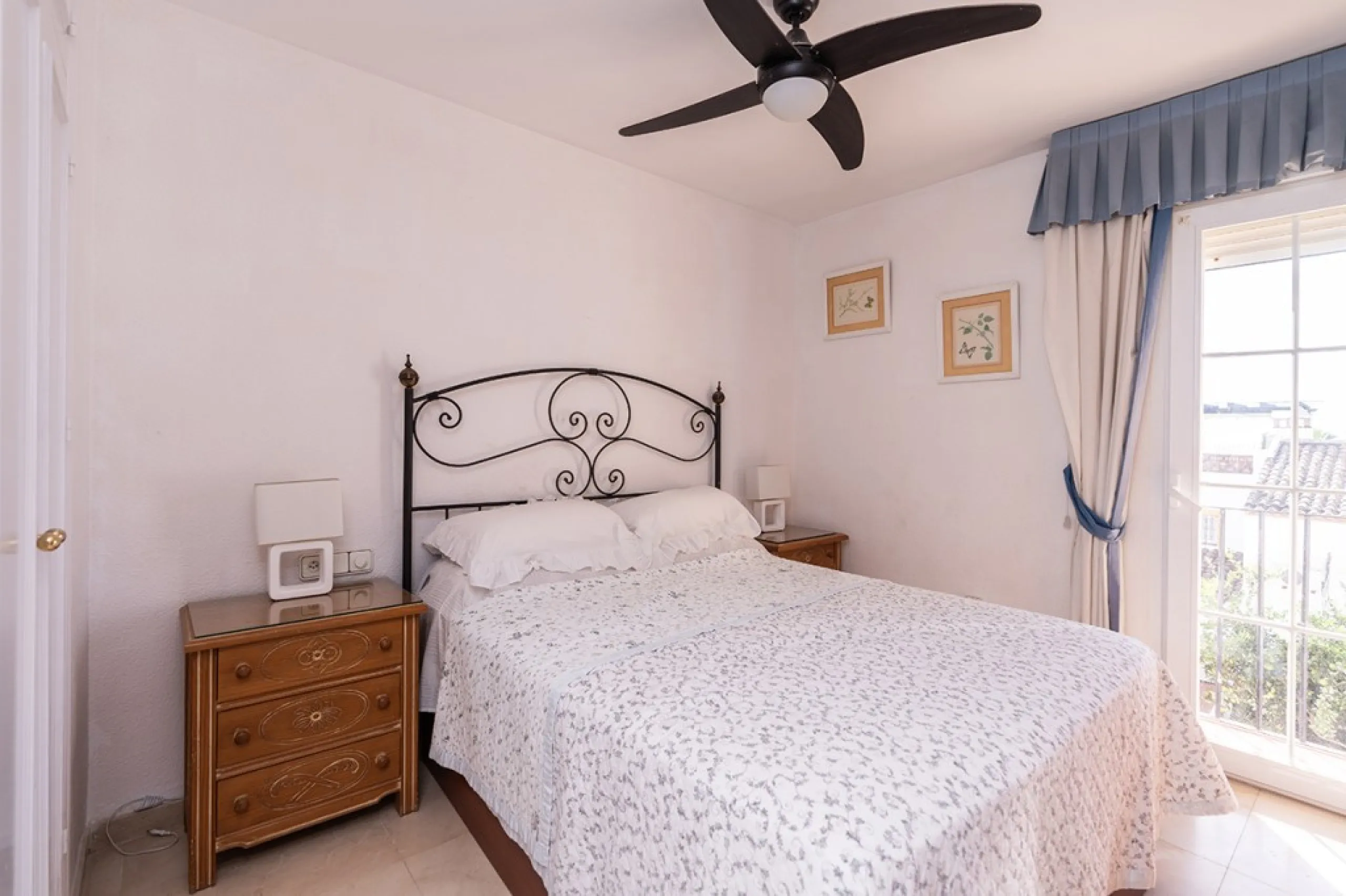 Ample and bright semi-detached house in the urbanisation Costabella in East Marbella. The house offers on two levels three bedrooms, three bathrooms, a good sized living room, big kitchen, front terrace and back summer terrace. Amazing sea views from firs