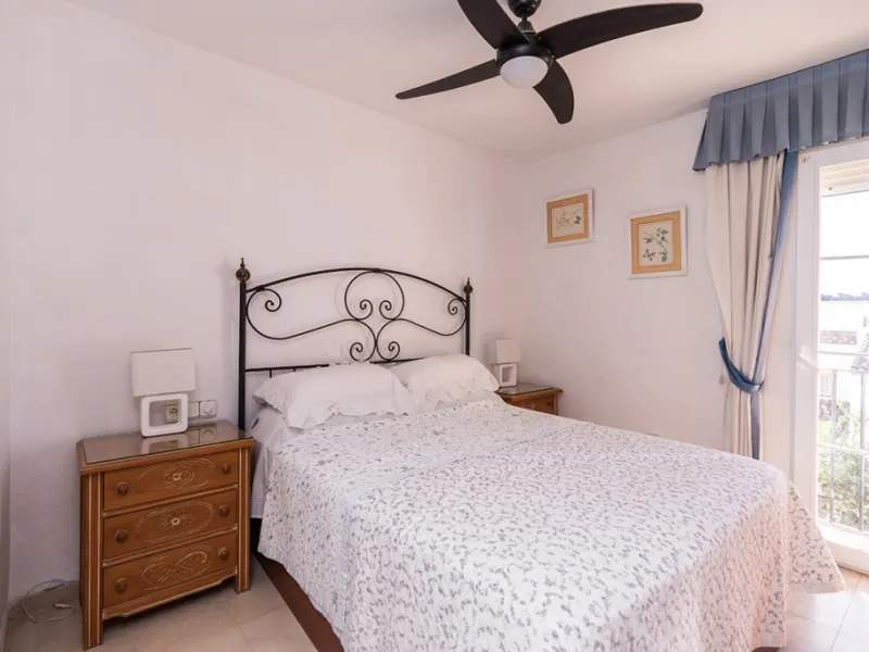 Ample and bright semi-detached house in the urbanisation Costabella in East Marbella. The house offers on two levels three bedrooms, three bathrooms, a good sized living room, big kitchen, front terrace and back summer terrace. Amazing sea views from firs