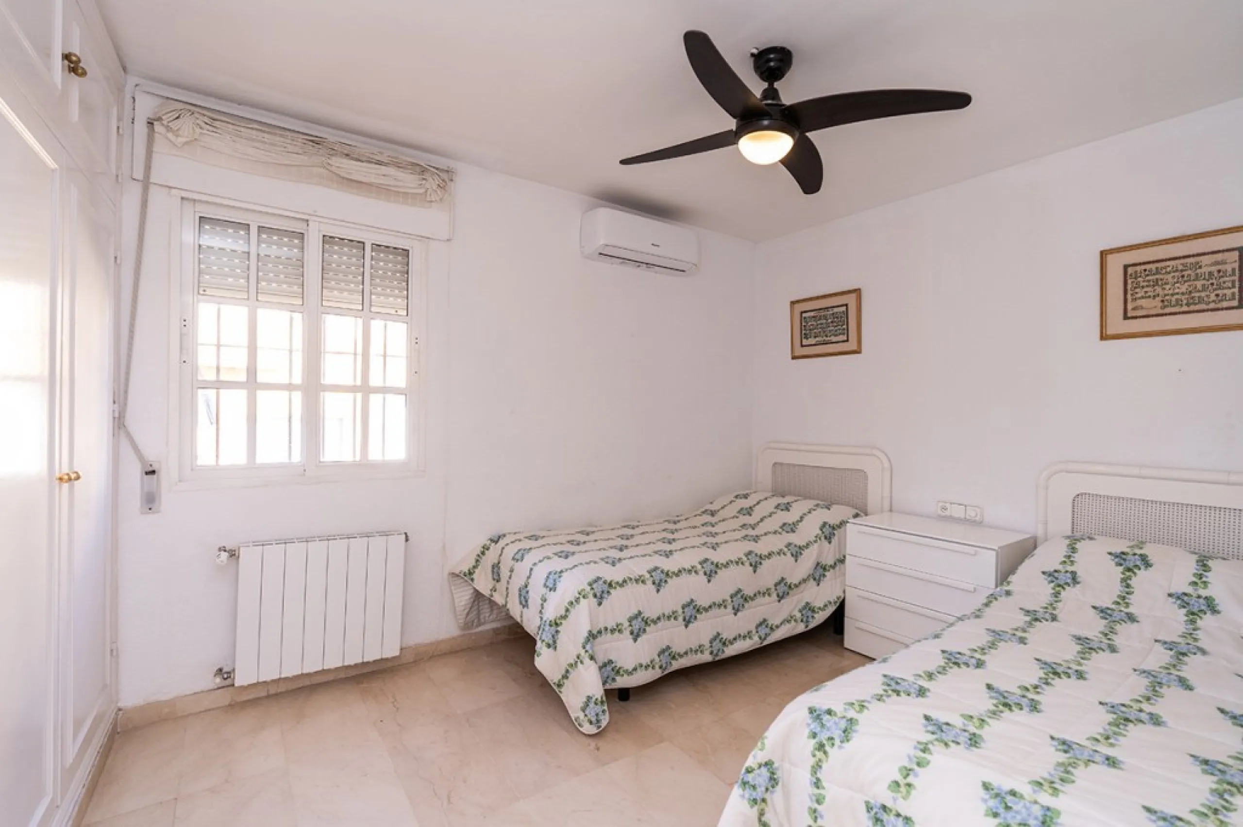 Ample and bright semi-detached house in the urbanisation Costabella in East Marbella. The house offers on two levels three bedrooms, three bathrooms, a good sized living room, big kitchen, front terrace and back summer terrace. Amazing sea views from firs